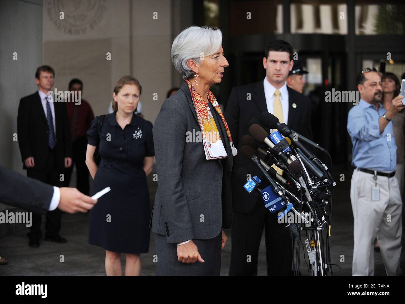 Il ministro francese delle finanze Christine Lagarde fa una dichiarazione alla stampa davanti alla sede del FMI dopo due giorni di incontri, il 23 giugno 2011, a Washington D.C. Lagarde, che si ritiene sia in linea con il primo posto di lavoro del FMI. Foto di Olivier Douliery/ABACAPRESS.COM Foto Stock