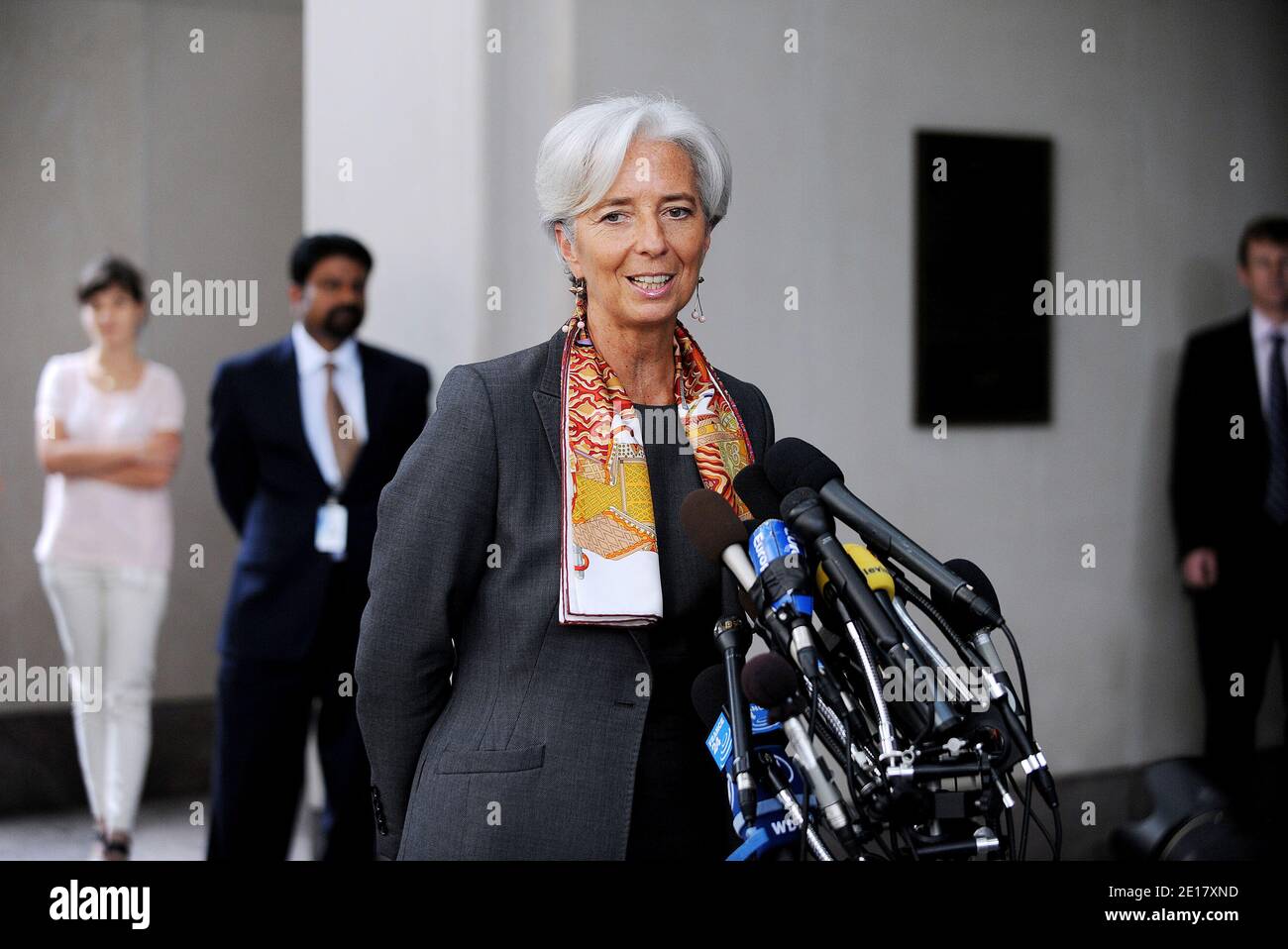 Il ministro francese delle finanze Christine Lagarde fa una dichiarazione alla stampa davanti alla sede del FMI dopo due giorni di incontri, il 23 giugno 2011, a Washington D.C. Lagarde, che si ritiene sia in linea con il primo posto di lavoro del FMI. Foto di Olivier Douliery/ABACAPRESS.COM Foto Stock