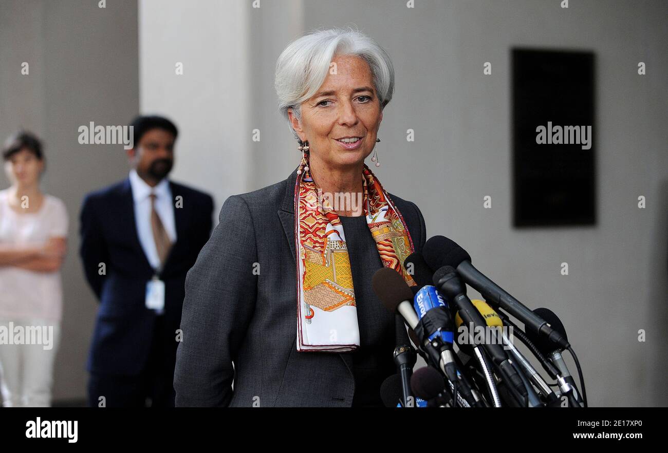 Il ministro francese delle finanze Christine Lagarde fa una dichiarazione alla stampa davanti alla sede del FMI dopo due giorni di incontri, il 23 giugno 2011, a Washington D.C. Lagarde, che si ritiene sia in linea con il primo posto di lavoro del FMI. Foto di Olivier Douliery/ABACAPRESS.COM Foto Stock
