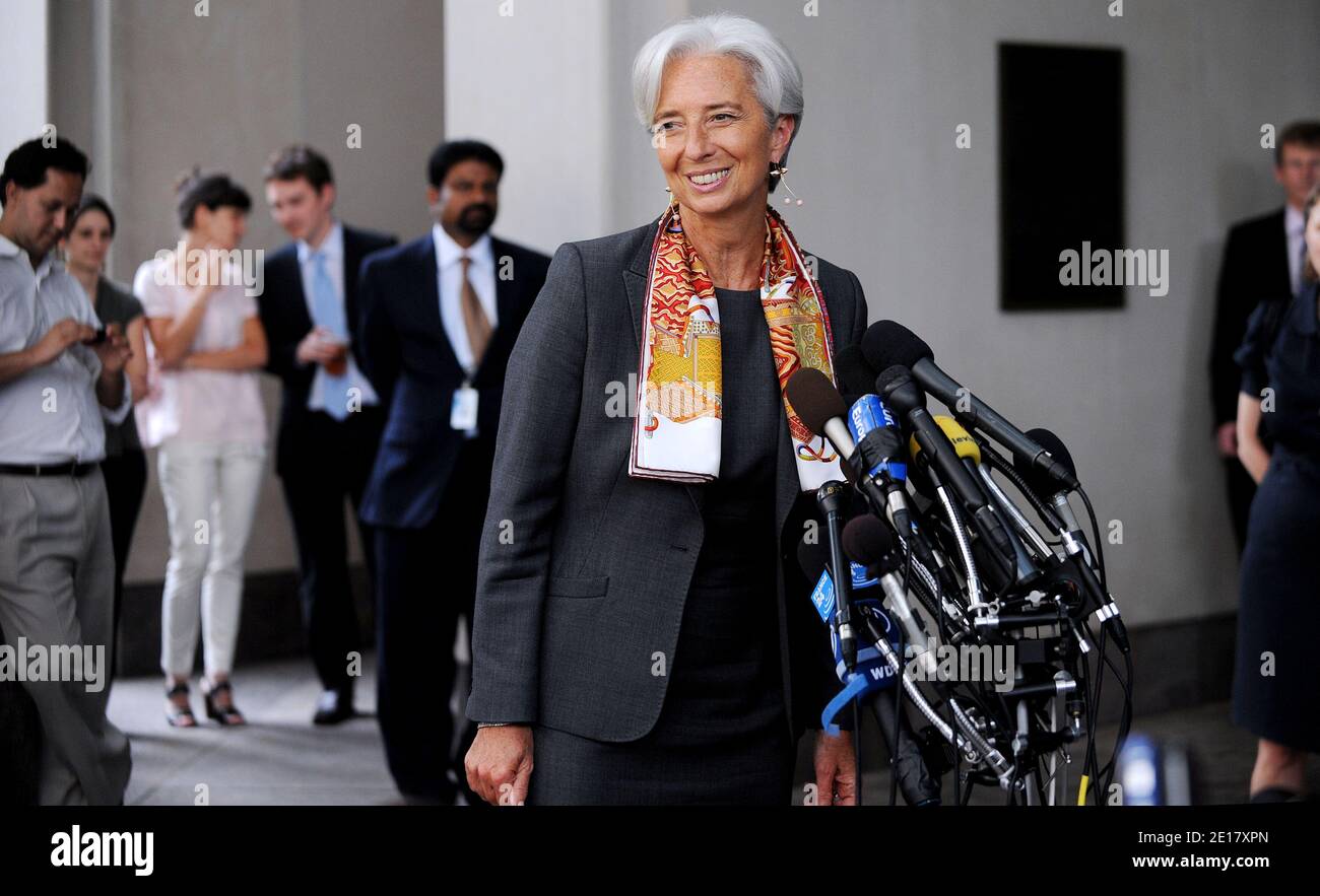 Il ministro francese delle finanze Christine Lagarde fa una dichiarazione alla stampa davanti alla sede del FMI dopo due giorni di incontri, il 23 giugno 2011, a Washington D.C. Lagarde, che si ritiene sia in linea con il primo posto di lavoro del FMI. Foto di Olivier Douliery/ABACAPRESS.COM Foto Stock