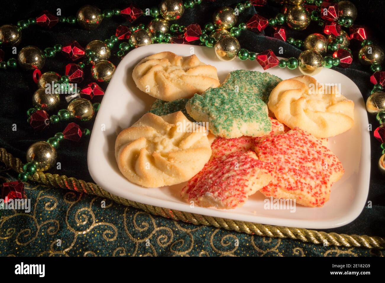 Biscotti per Santa. Biscotti natalizi allo zucchero e al burro con spruzzi verdi e rossi. Foto Stock