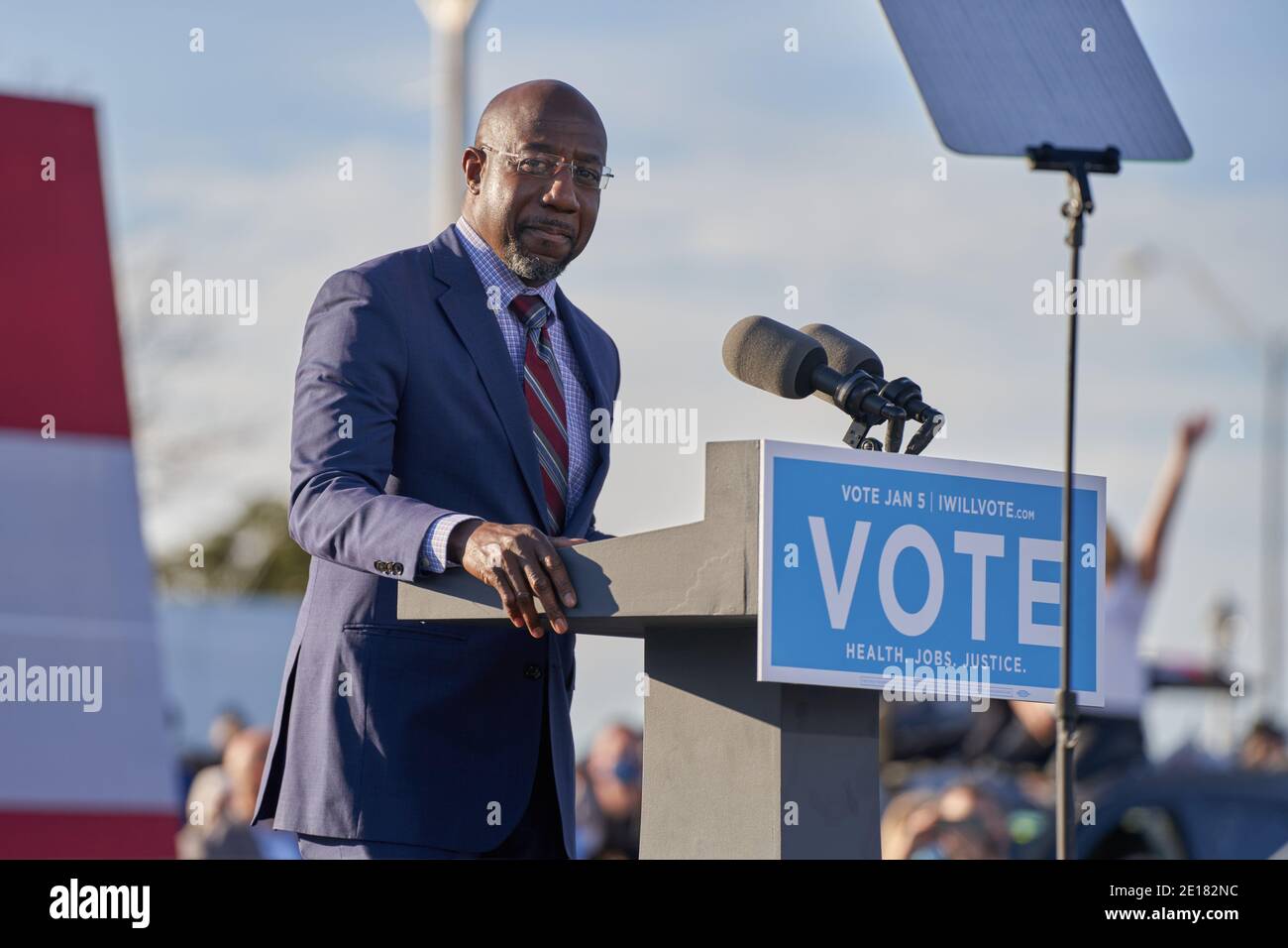 Atlanta, Stati Uniti. 4 gennaio 2021. Il Rev. Raphael Warnock si rivolge alla folla al raduno drive-in alla vigilia delle elezioni del Senato della Georgia al Centre Parc Credit Union Stadium il 4 gennaio 2021 ad Atlanta, Georgia. Credit: Sanjeev Singhal/The News Access/Alamy Live News Foto Stock