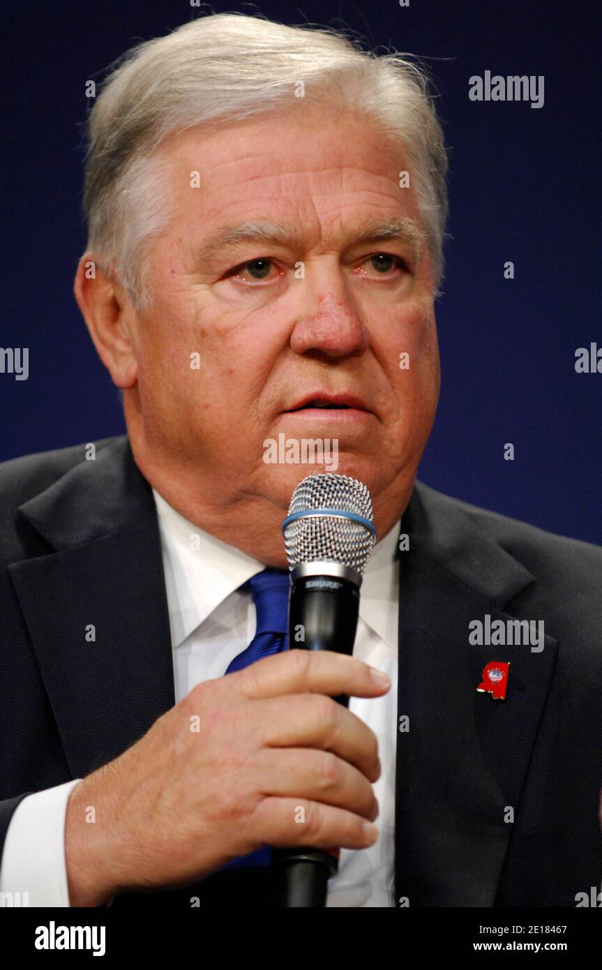 Haley Barbour, Governatore, Stato del Mississippi parla alla Clinton Global Initiative (CGI) America allo Sheraton Chicago Hotel & Towers a Chicago, il, Stati Uniti il 29 giugno 2011. Più di 700 leader di aziende, organizzazioni no profit e tutti i livelli di governo hanno partecipato alla riunione di due giorni, che è il primo evento a concentrarsi esclusivamente sulla creazione di posti di lavoro e sulla crescita economica negli Stati Uniti. Foto di Cindy Barrymore/ABACAPRESS.COM Foto Stock