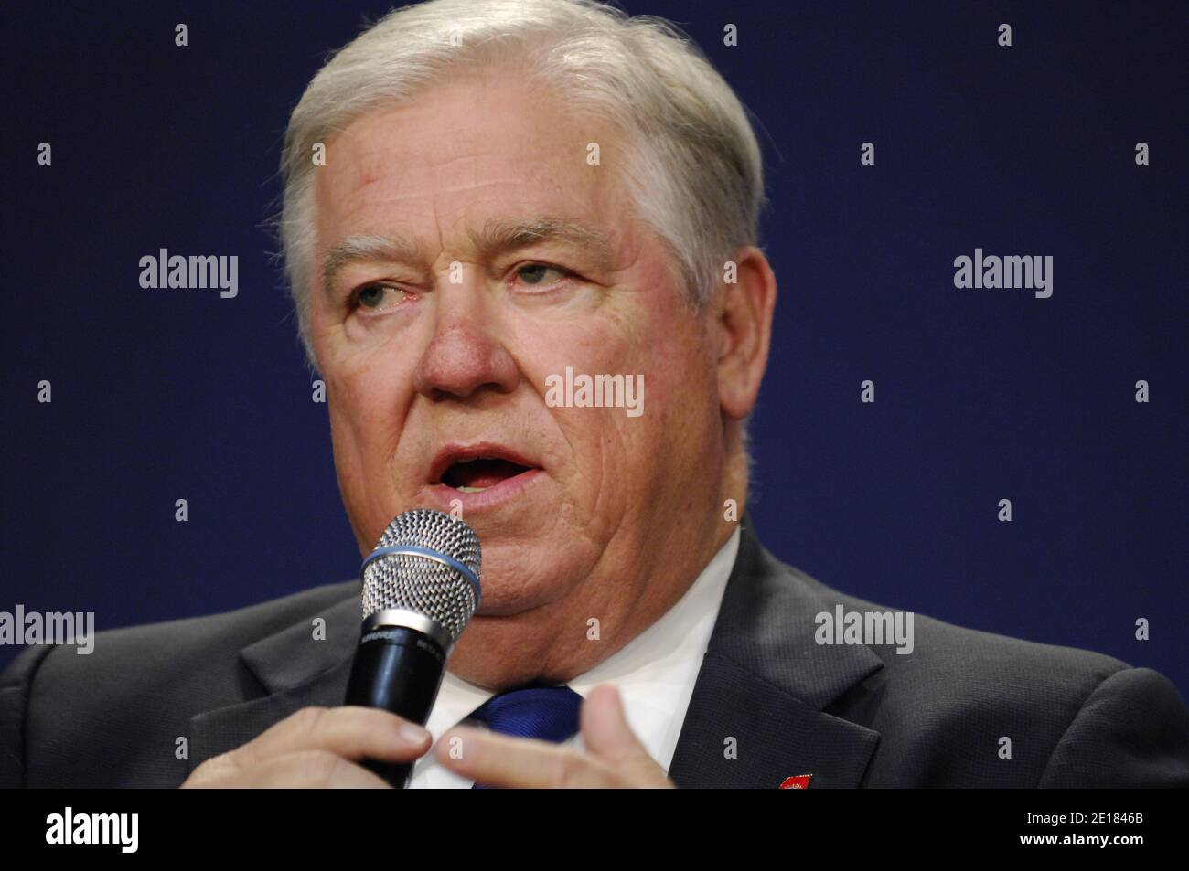 Haley Barbour, Governatore, Stato del Mississippi parla alla Clinton Global Initiative (CGI) America allo Sheraton Chicago Hotel & Towers a Chicago, il, Stati Uniti il 29 giugno 2011. Più di 700 leader di aziende, organizzazioni no profit e tutti i livelli di governo hanno partecipato alla riunione di due giorni, che è il primo evento a concentrarsi esclusivamente sulla creazione di posti di lavoro e sulla crescita economica negli Stati Uniti. Foto di Cindy Barrymore/ABACAPRESS.COM Foto Stock