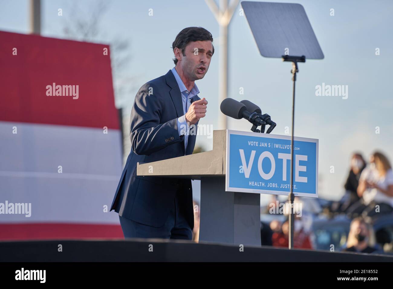 Atlanta, Stati Uniti. 4 gennaio 2021. Jon Ossoff si rivolge alla folla durante il raduno drive-in alla vigilia delle elezioni del Senato della Georgia al Centre Parc Credit Union Stadium il 4 gennaio 2021 ad Atlanta, Georgia. Credit: Sanjeev Singhal/The News Access/Alamy Live News Foto Stock