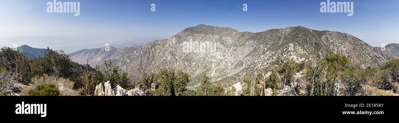 Panorama del Telescopio Peak e del Sud Telescopio preso da due Oclock Peak nelle montagne del Parco Nazionale della Valle della morte Foto Stock