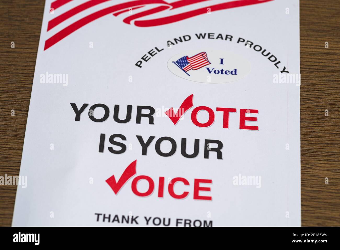 Ho votato la pagina dell'adesivo per posta con il vostro voto È la vostra voce e bandiere degli Stati Uniti Foto Stock