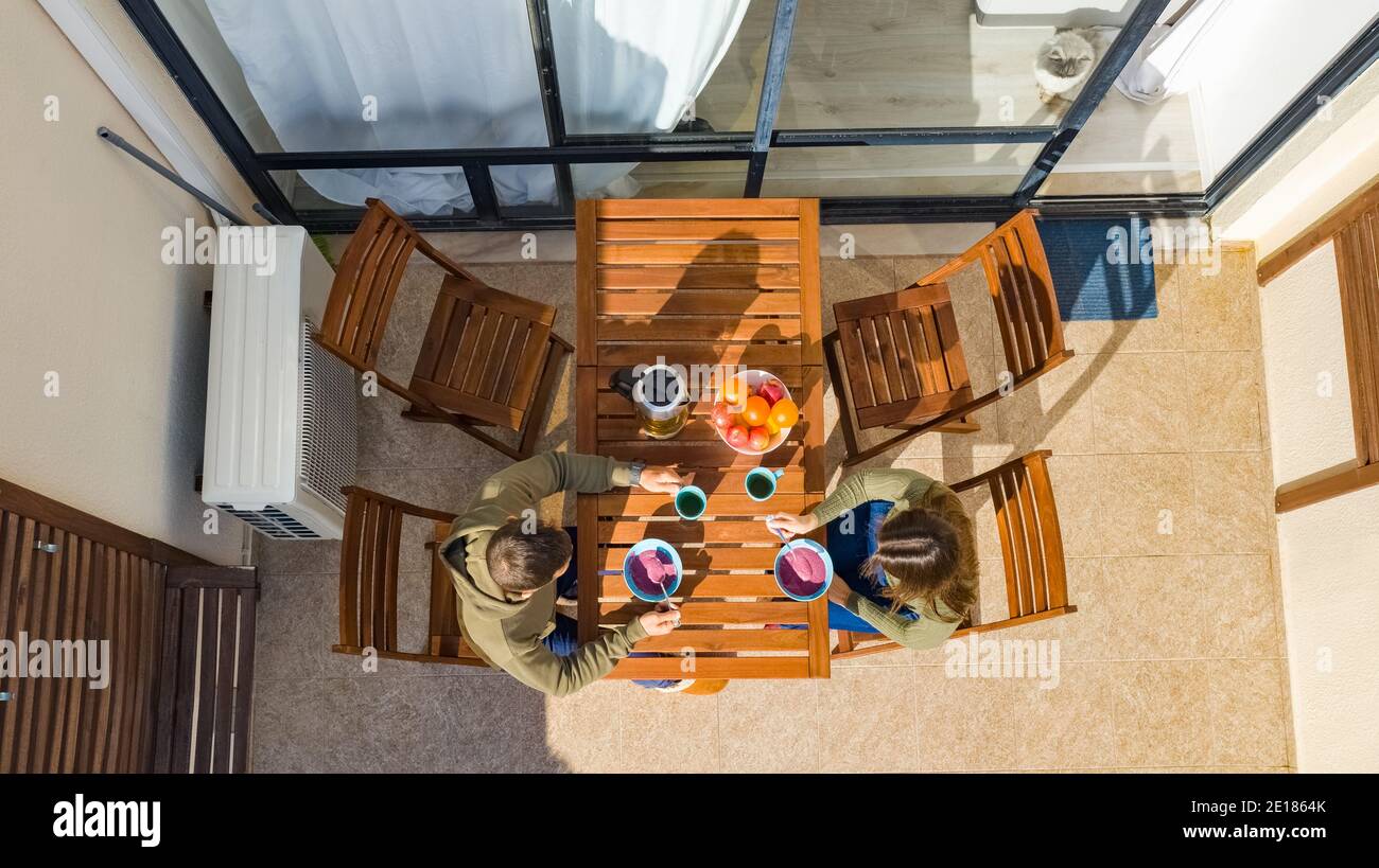 Vista aerea della coppia con colazione sul balcone giorno estivo soleggiato Foto Stock
