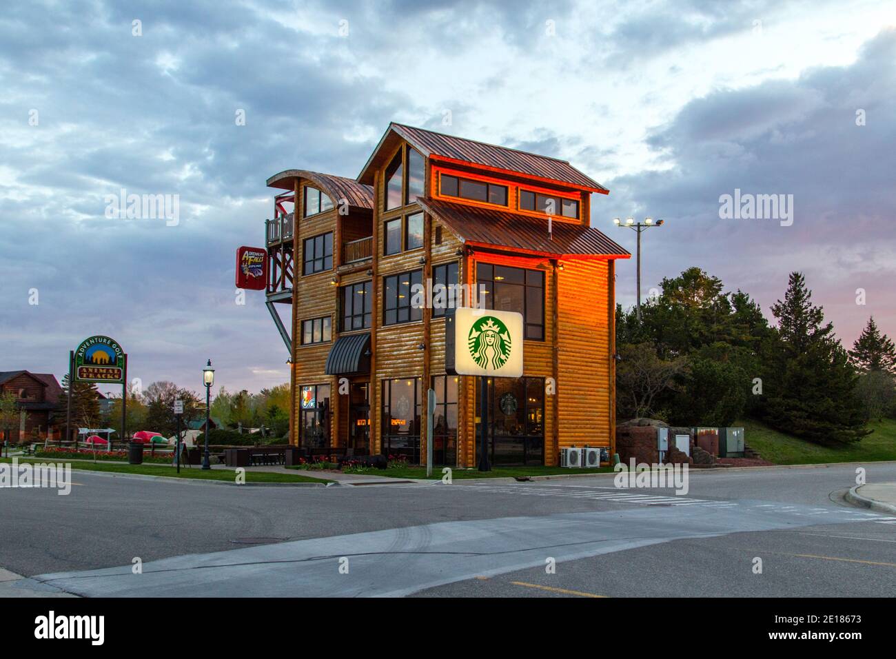 Mackinaw City, Michigan, USA - 29 maggio 2020: L'esterno di un grande negozio Starbucks e il logo all'angolo della popolare cittadina turistica di Mackinaw City Foto Stock