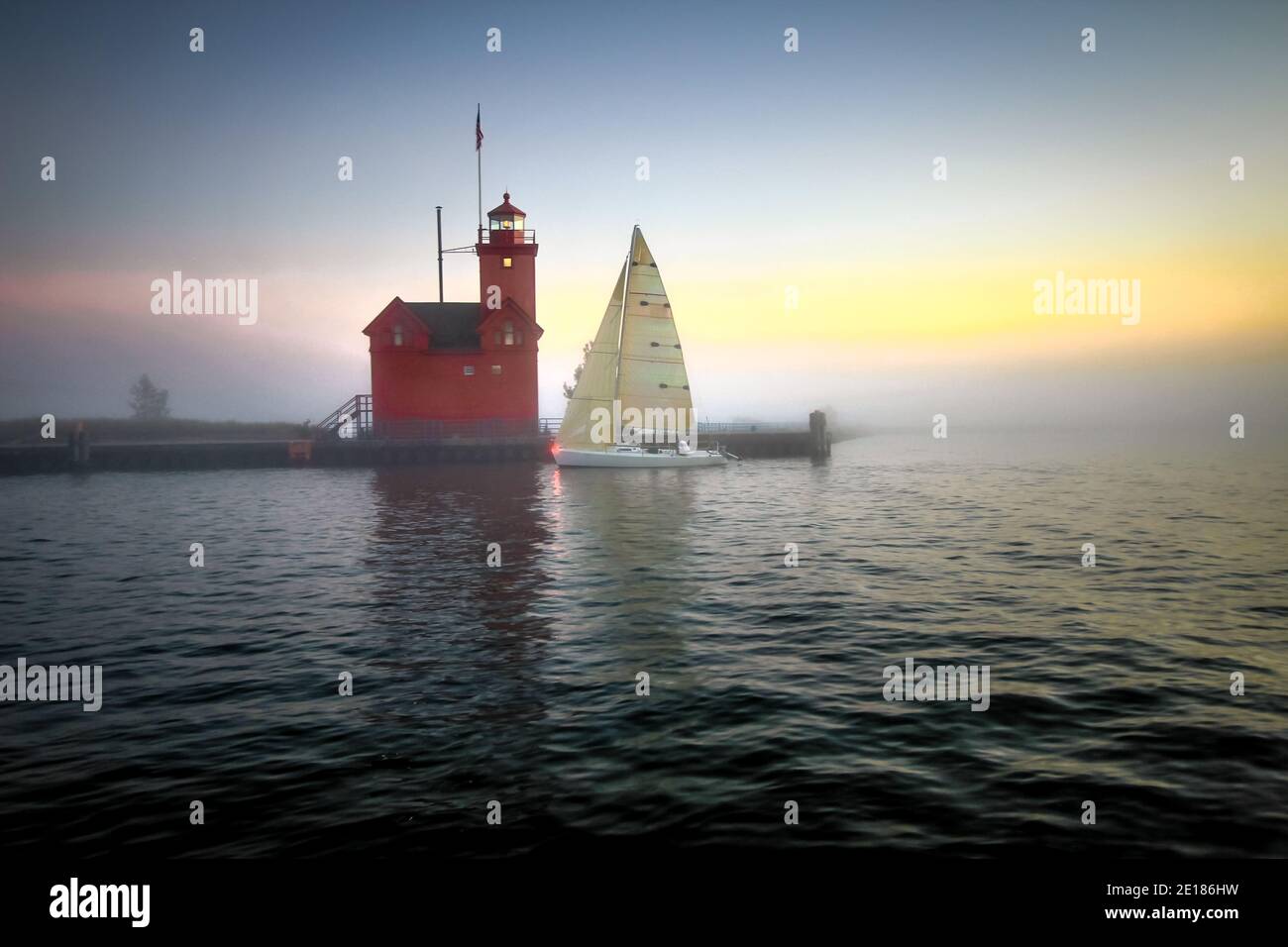 Faro sulle rive del lago Michigan nella città d'Olanda. Il faro è affettuosamente conosciuto come Big Red. Foto Stock