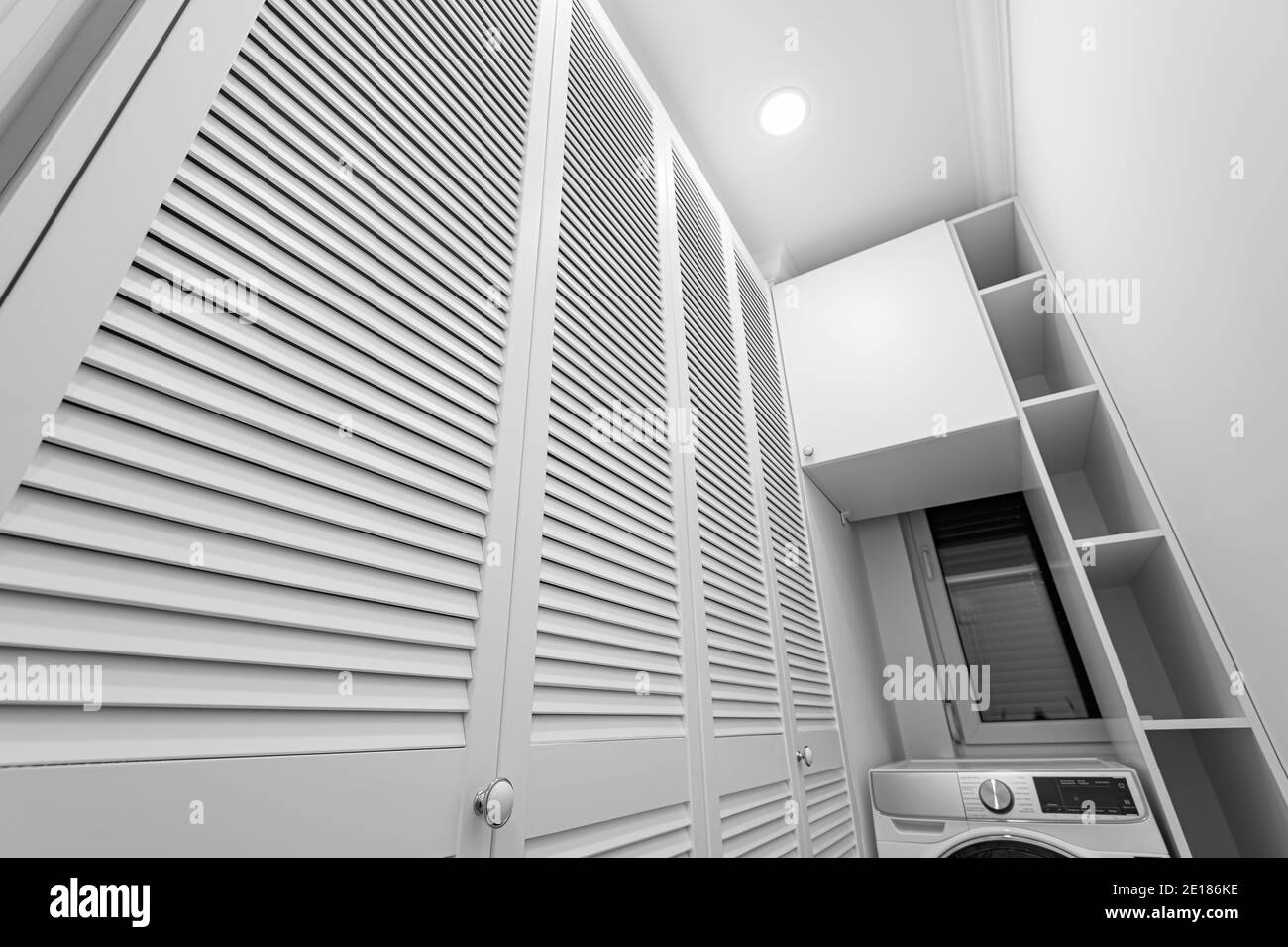 Spazio lavanderia bianco all'interno della camera wardobe in un nuovo appartamento Foto Stock