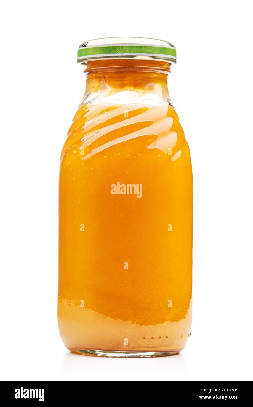 succo di frutta in una piccola bottiglia di vetro isolata su bianco sfondo Foto Stock