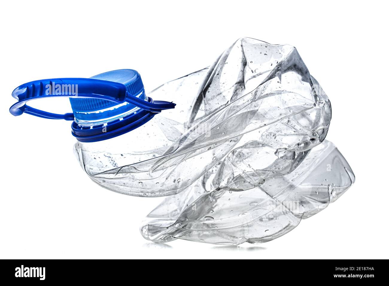 flacone vuoto di plastica schiacciato con tappo blu, isolato su fondo bianco Foto Stock