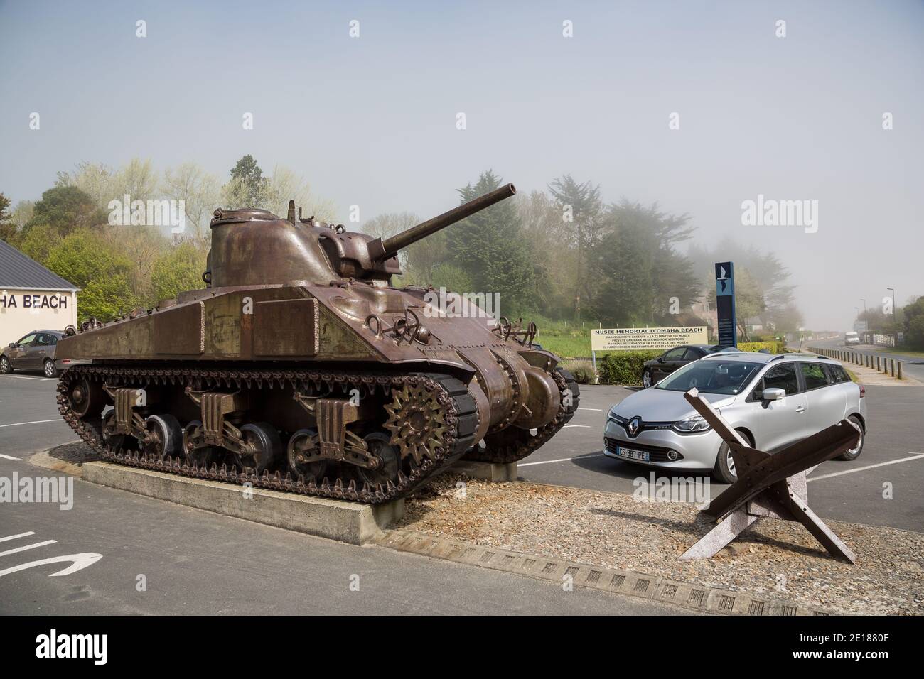 Omaha Beach Normandy 6 maggio 2013 :Sherman Tank fuori Museo commemorativo della spiaggia di Omaha Foto Stock