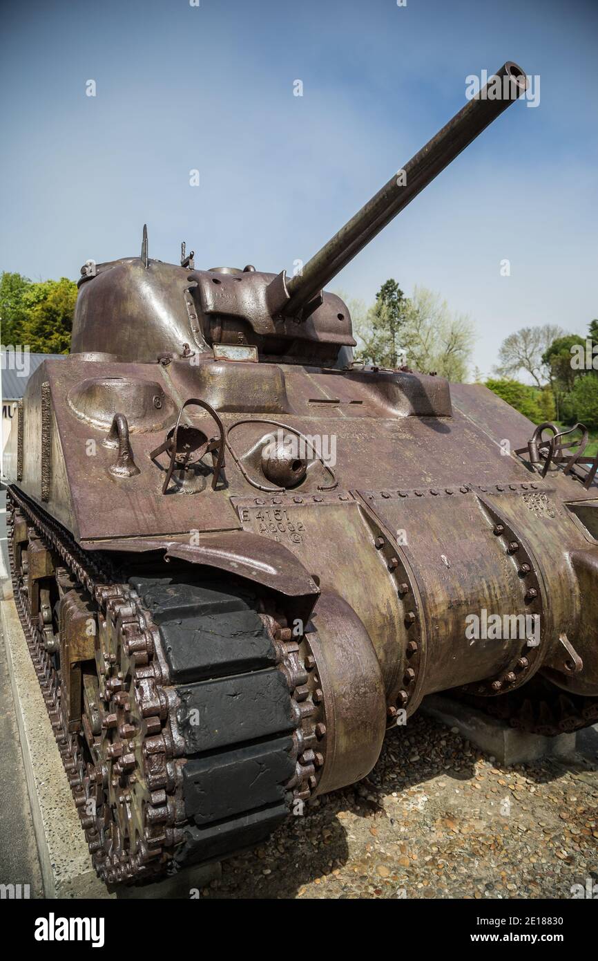 Omaha Beach Normandy 6 maggio 2013 :Sherman Tank fuori Museo commemorativo della spiaggia di Omaha Foto Stock