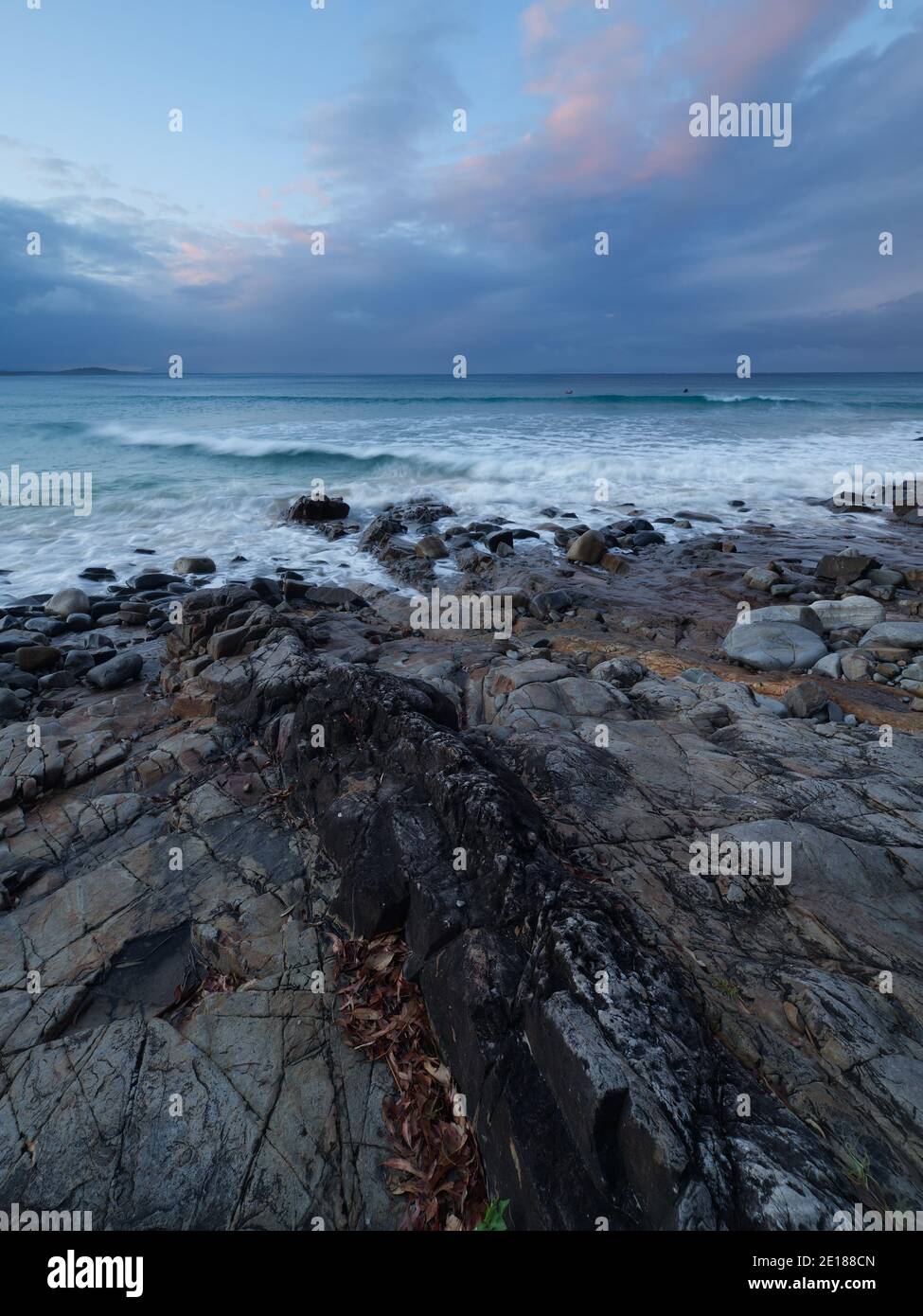 Pomeriggio grigio sulla costa del Parco Nazionale di Noosa, Queensland. Foto Stock