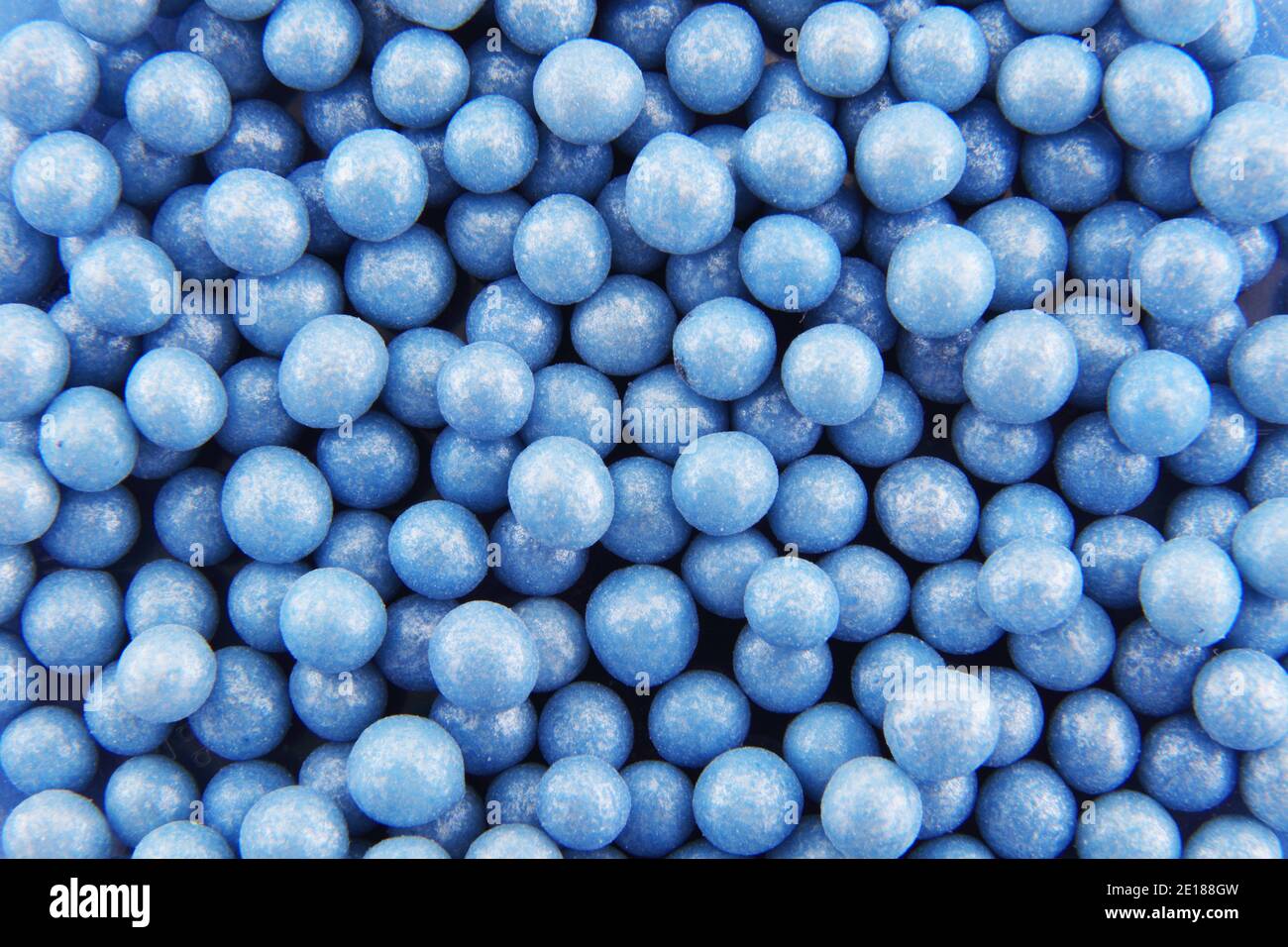 Piccole decorazioni con palle di zucchero a velo blu Foto Stock