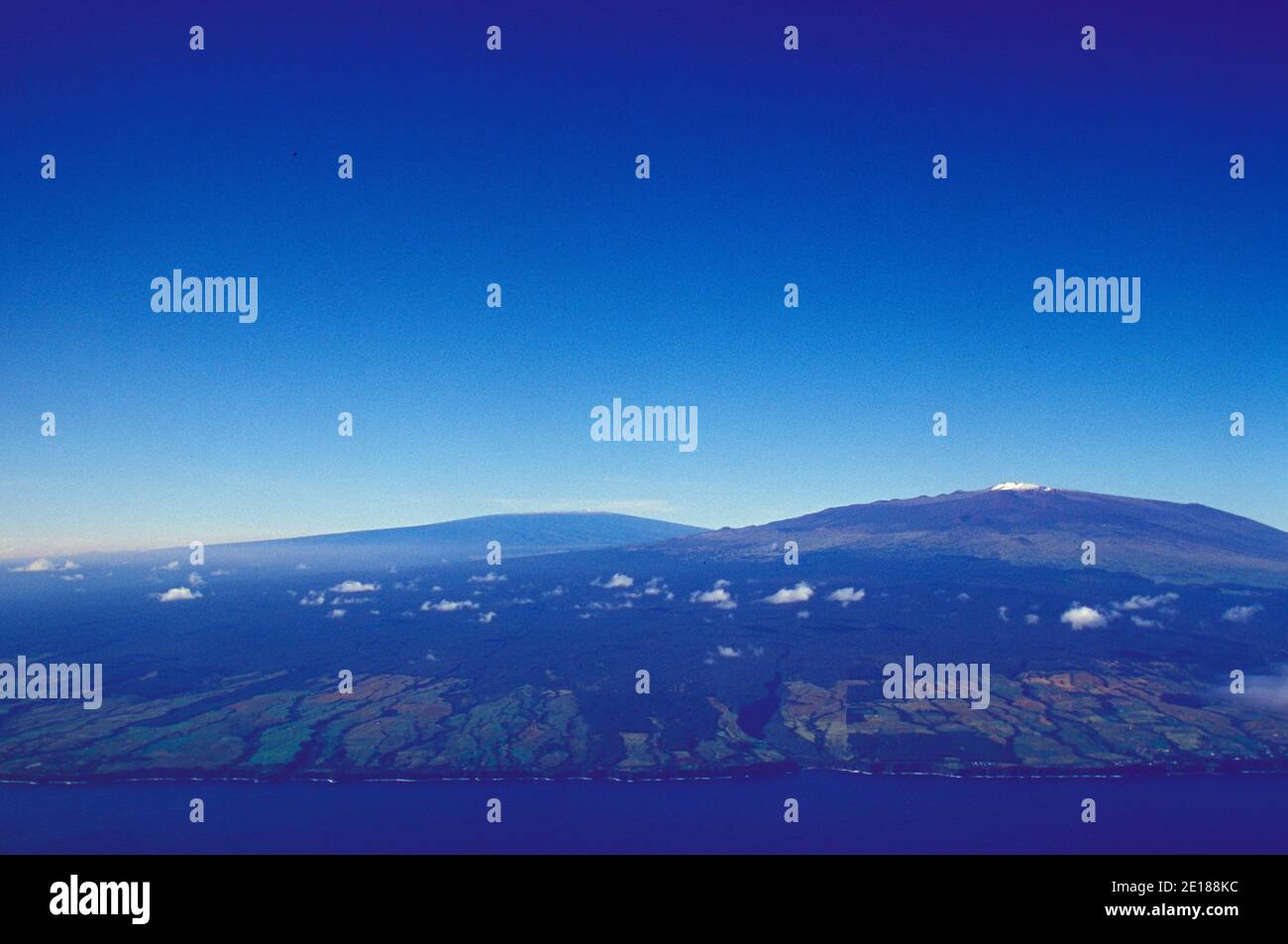 Aerial view of snow capped Mauna Kea with observatories, and Mauna Loa in background. Foto Stock