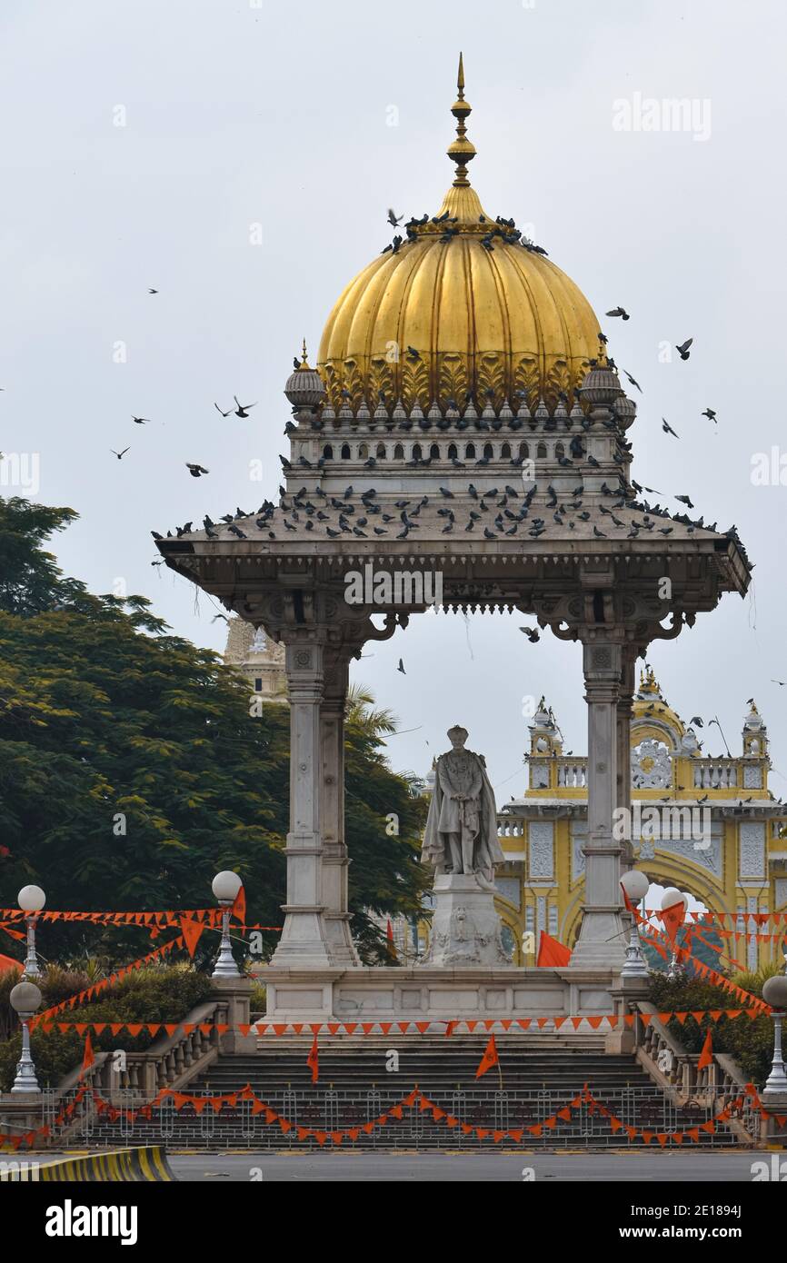 Stato nuovo cerchio statua del maharadja Chamarajendar Wodeyar Mysore Palace Karnataka India Foto Stock