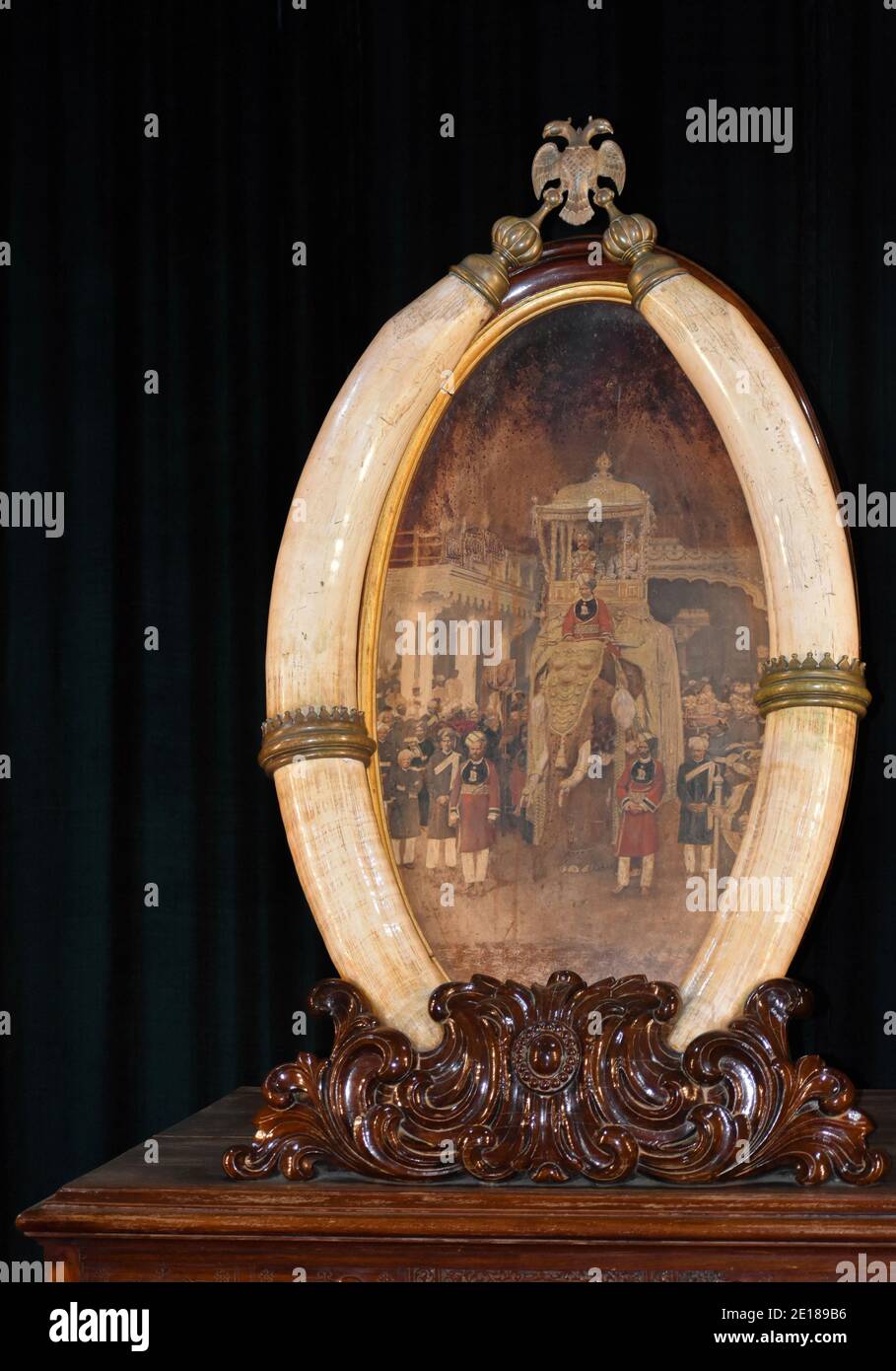 Dipinto di jambusavaari di Mysore incorniciato con le zanne di elefante all'interno del palazzo Mysore. Foto Stock