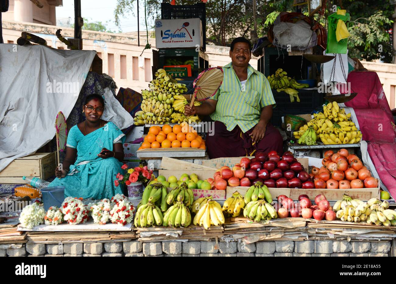 Un venditore di frutta presso la stazione degli autobus di Pondicherry. Foto Stock