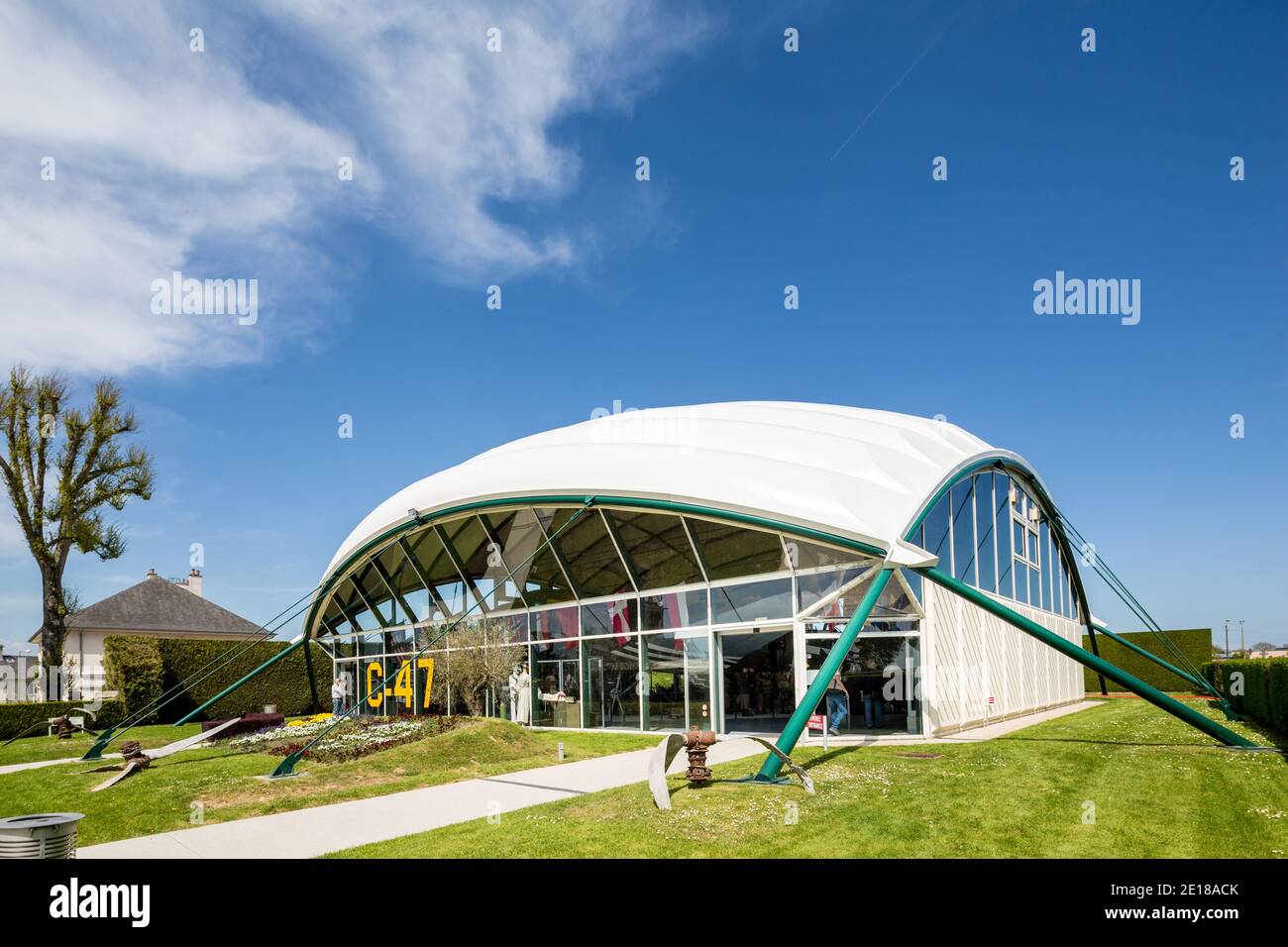 St Mere Eglise, Normandia 7 maggio 2013: Ingresso al museo americano Airborne, hangar C47 Foto Stock