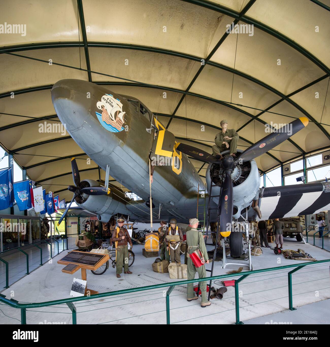 St Mere Eglise, Normandia 7 maggio 2013 : all'interno dell'hangar C47 presso il museo americano Airborne Foto Stock