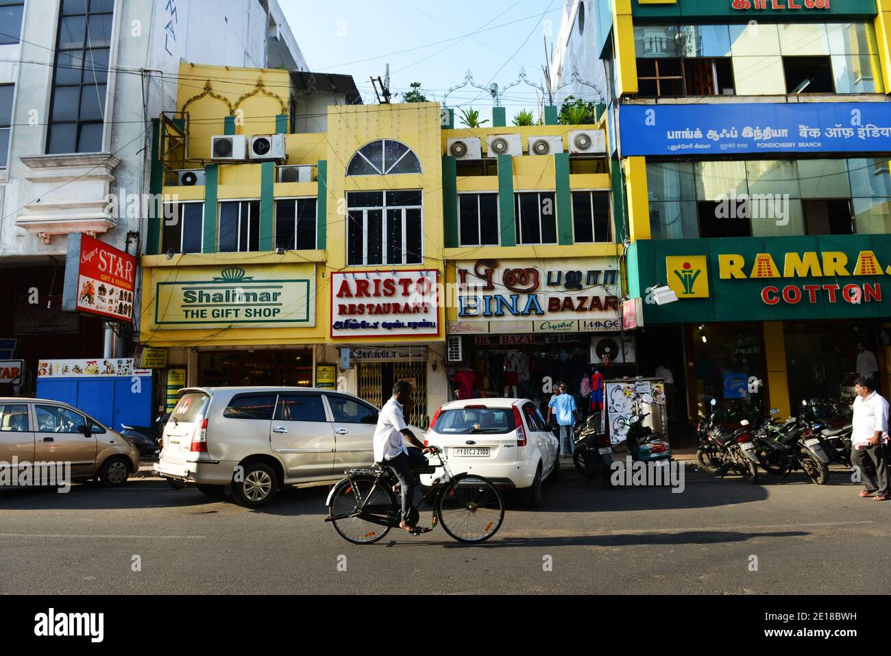 La trafficata Jawaharlal Nehru Street e MG Road Area a Pondicherry, India. Foto Stock
