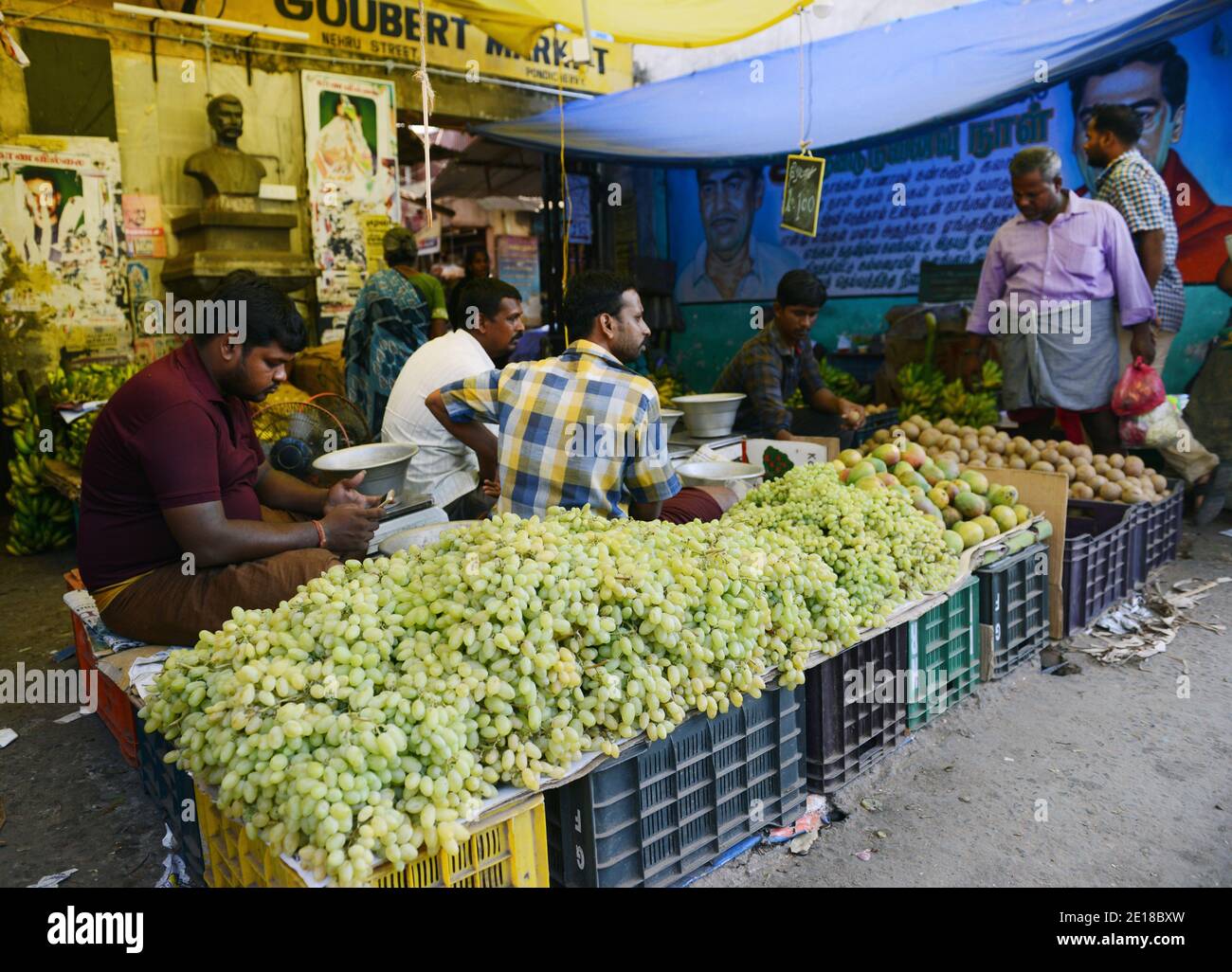 Un venditore di frutta nella Città Bianca di Pondicherry, India. Foto Stock