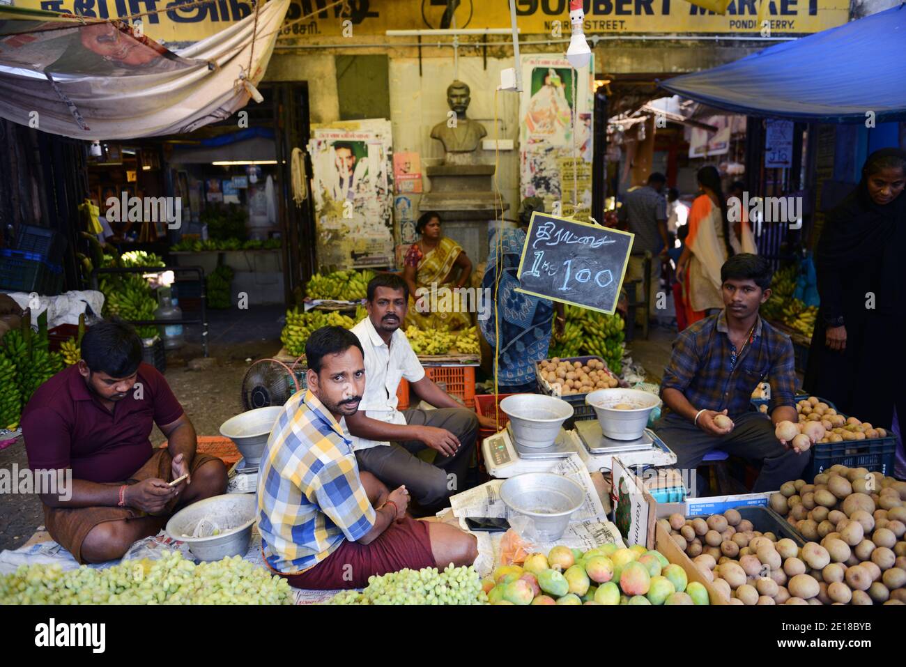 Un venditore di frutta nella Città Bianca di Pondicherry, India. Foto Stock