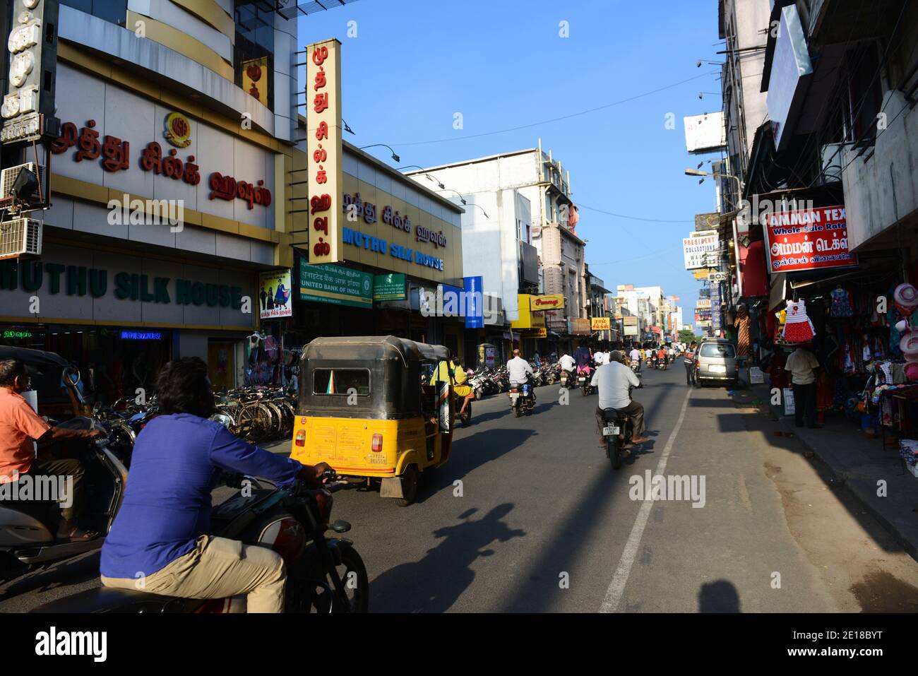 La trafficata Jawaharlal Nehru Street e MG Road Area a Pondicherry, India. Foto Stock