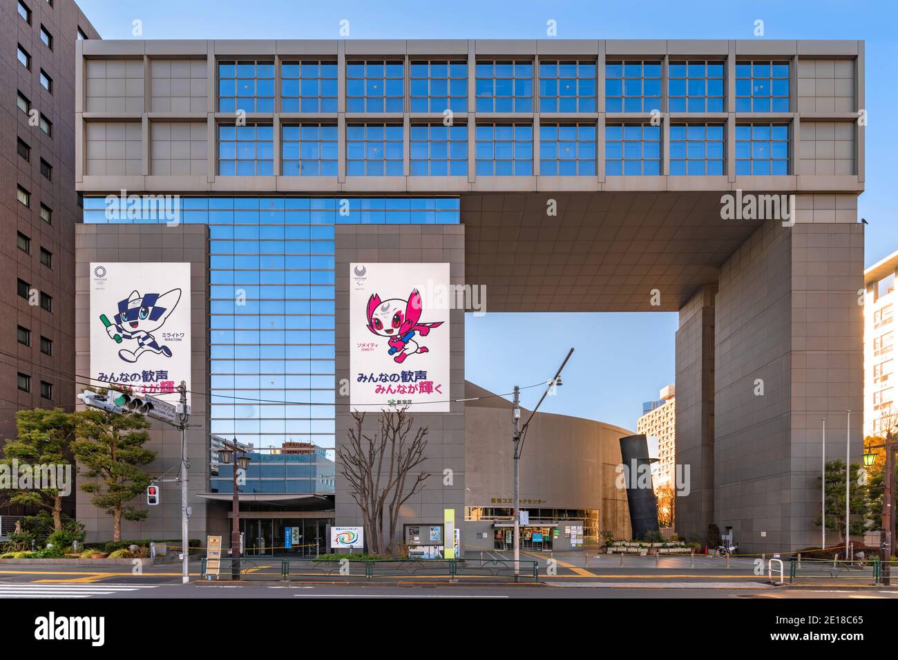 tokyo, giappone - gennaio 02 2021: Edificio del Centro Cosmico Shinjuku decorato con poster dei Giochi Olimpici e Paralimpici estivi del 2020 che raffigurano il Foto Stock