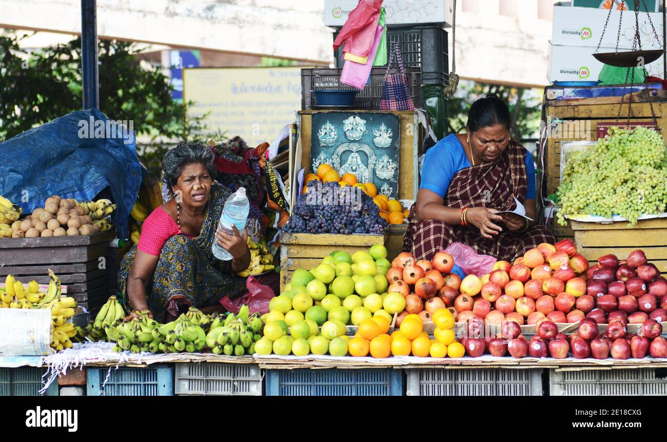Un venditore di frutta presso la stazione degli autobus di Pondicherry. Foto Stock