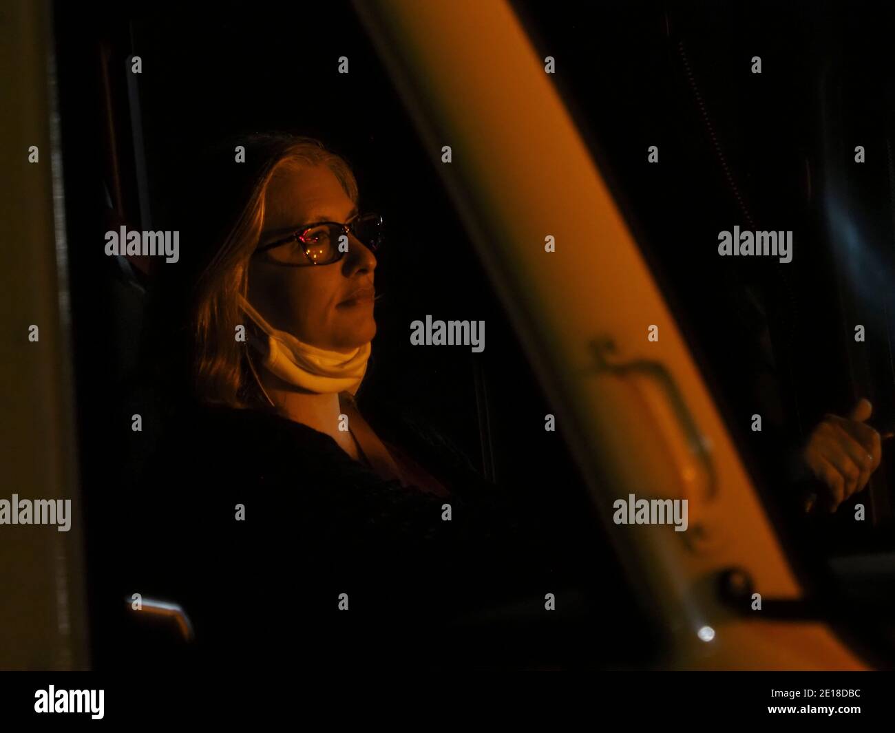 Dalton, Georgia, Stati Uniti. 4 gennaio 2021. Il pilota di autobus Leslie Jones attende il suo terzo viaggio della sera trasportando i partecipanti a un raduno con il presidente Donald Trump. Ogni viaggio dura più di un'ora. Credit: Sue Dorfman/ZUMA Wire/Alamy Live News Foto Stock