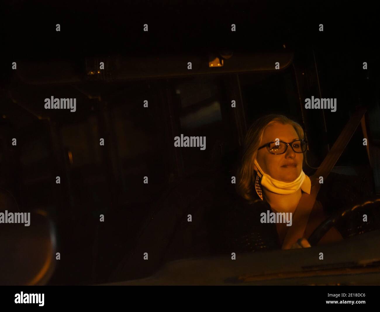 Dalton, Georgia, Stati Uniti. 4 gennaio 2021. Il pilota di autobus Leslie Jones attende il suo terzo viaggio della sera trasportando i partecipanti a un raduno con il presidente Donald Trump. Ogni viaggio dura più di un'ora. Credit: Sue Dorfman/ZUMA Wire/Alamy Live News Foto Stock