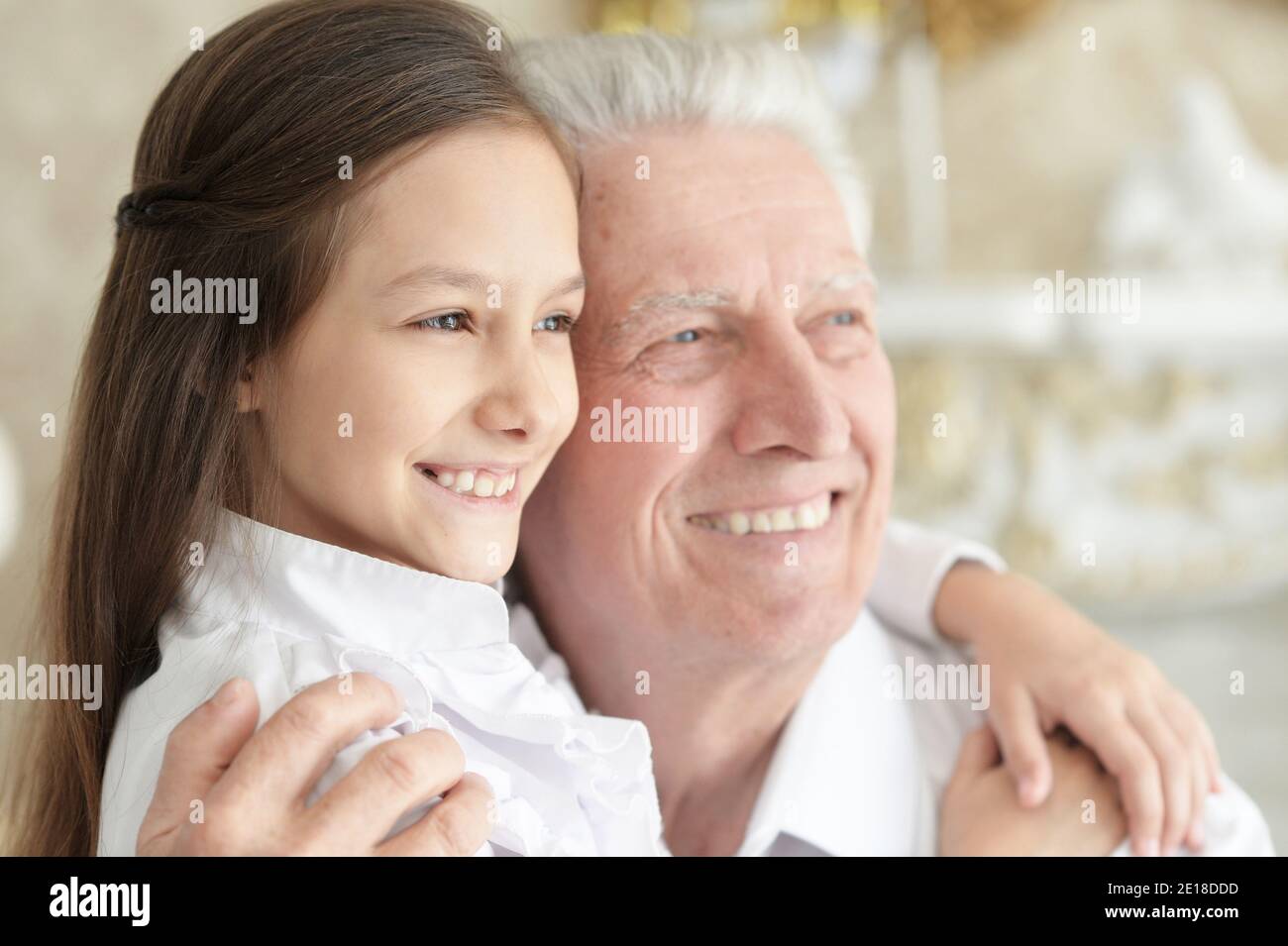 Ritratto di felice uomo anziano con graziosi nipote Foto Stock