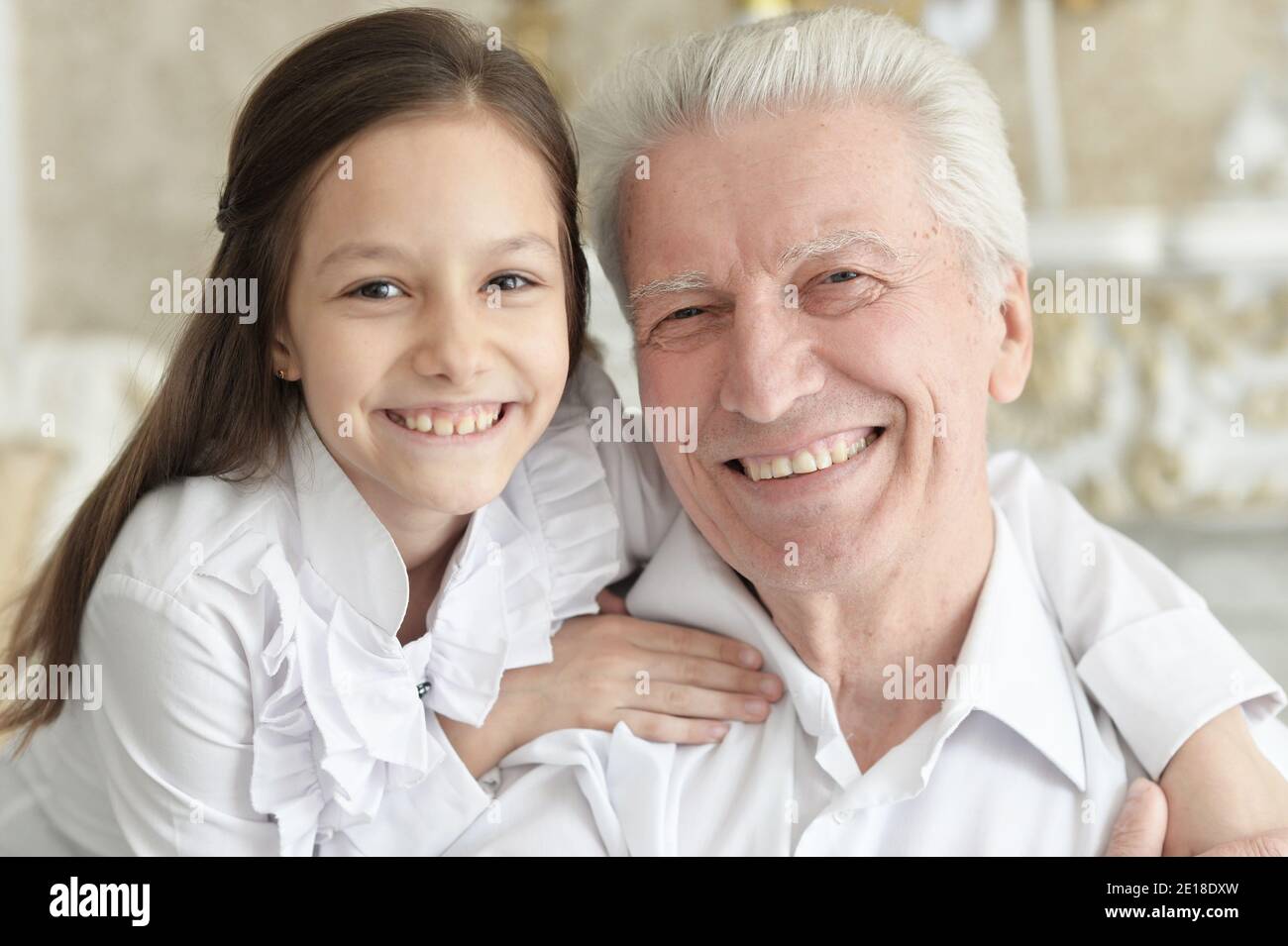 Ritratto di felice uomo anziano con graziosi nipote Foto Stock