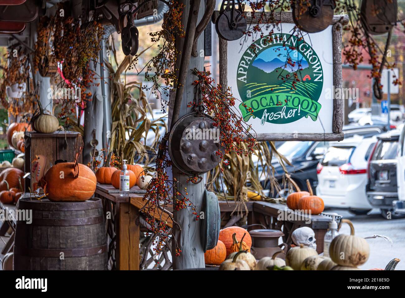 Cashiers Farmers Market, casa di prodotti alimentari locali coltivati in Appalachian a Cashiers, North Carolina. (STATI UNITI) Foto Stock Cashiers Farmers Market, casa di prodotti alimentari locali coltivati in Appalachian a Cashiers, North Carolina. (STATI UNITI) Foto Stock