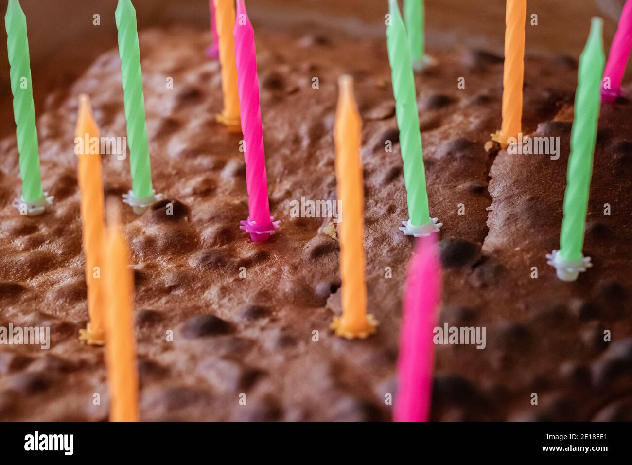 Torta di festa di compleanno con closeup candele Foto Stock