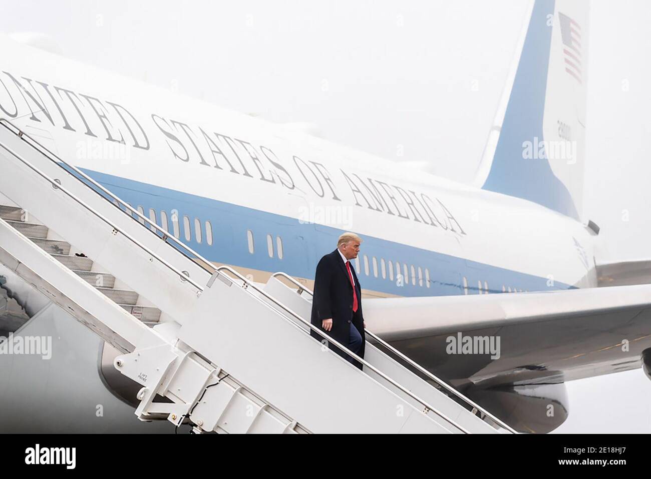 Il presidente Donald Trump sbarca Air Force One sabato 12 dicembre 2020 all'aeroporto internazionale Steward di Orange County, New York, dove il presidente Trump parteciperà alla partita di football Army-Navy della vicina accademia militare degli Stati Uniti a West Point, New York. Foto Stock