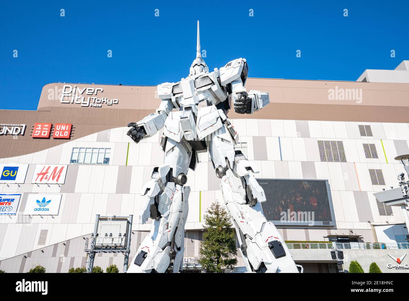 Tokyo, Giappone - 3 gennaio 2020: Rx-0 Unicorn Gundam di fronte al Diver City Tokyo Plaza di Odaiba, Tokyo. Foto Stock