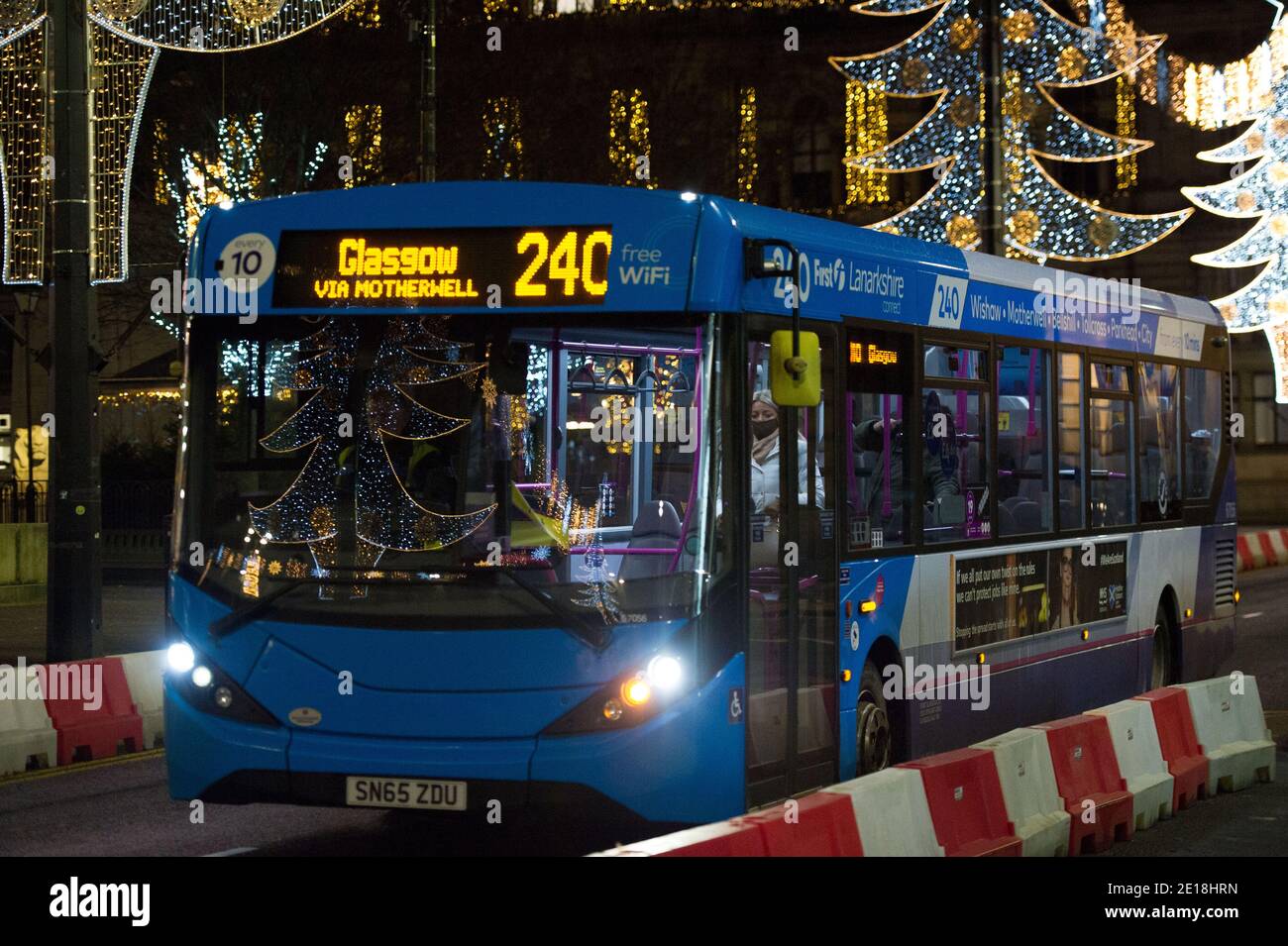 Glasgow, Scozia, Regno Unito. 5 gennaio 2021. Nella foto: Gli autobus sono in esecuzione ma vuoti. Ieri alle 14 il primo ministro scozzese ha annunciato che ci sarebbe stato un blocco a partire dalla mezzanotte. Scene di questa mattina presto durante che cosa normalmente sarebbe un'ora di punta occupata, vede soltanto una manciata dei pendolari andare circa il loro commercio. Il centro di Glasgow è vuoto e desertato. Alla gente è stato detto di rimanere nelle loro case a meno che relativo per i posti essenziali del viaggiatore come lavoro o per ottenere gli articoli essenziali di alimento o l'esercitazione. Credit: Colin Fisher/Alamy Live News Foto Stock