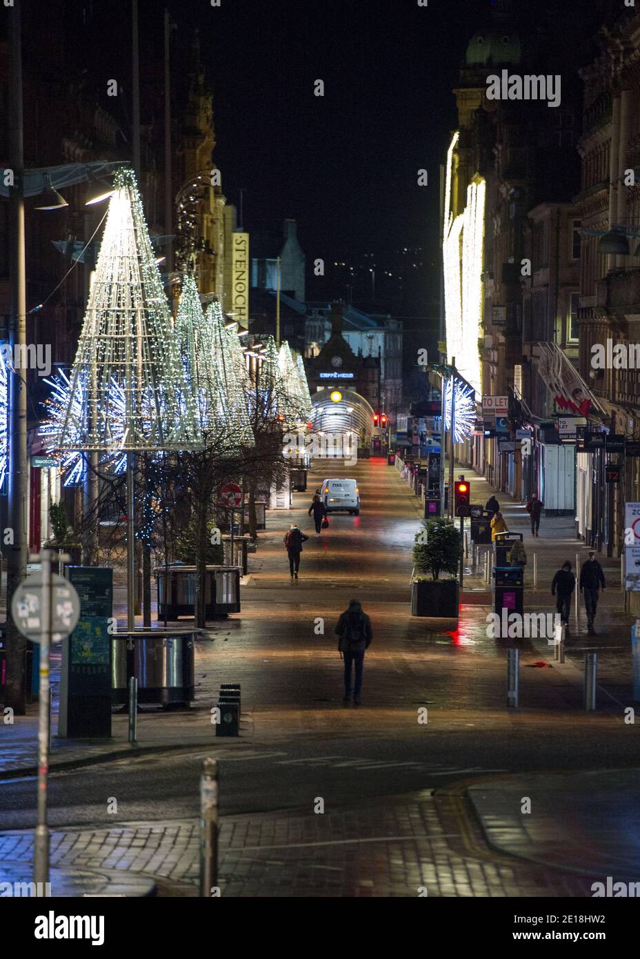 Glasgow, Scozia, Regno Unito. 5 gennaio 2021. Nella foto: Ieri alle 14 il primo ministro scozzese ha annunciato che ci sarebbe stato un blocco a partire dalla mezzanotte. Scene di questa mattina presto durante che cosa normalmente sarebbe un'ora di punta occupata, vede soltanto una manciata dei pendolari andare circa il loro commercio. Il centro di Glasgow è vuoto e desertato. Alla gente è stato detto di rimanere nelle loro case a meno che relativo per i posti essenziali del viaggiatore come lavoro o per ottenere gli articoli essenziali di alimento o l'esercitazione. Credit: Colin Fisher/Alamy Live News Foto Stock