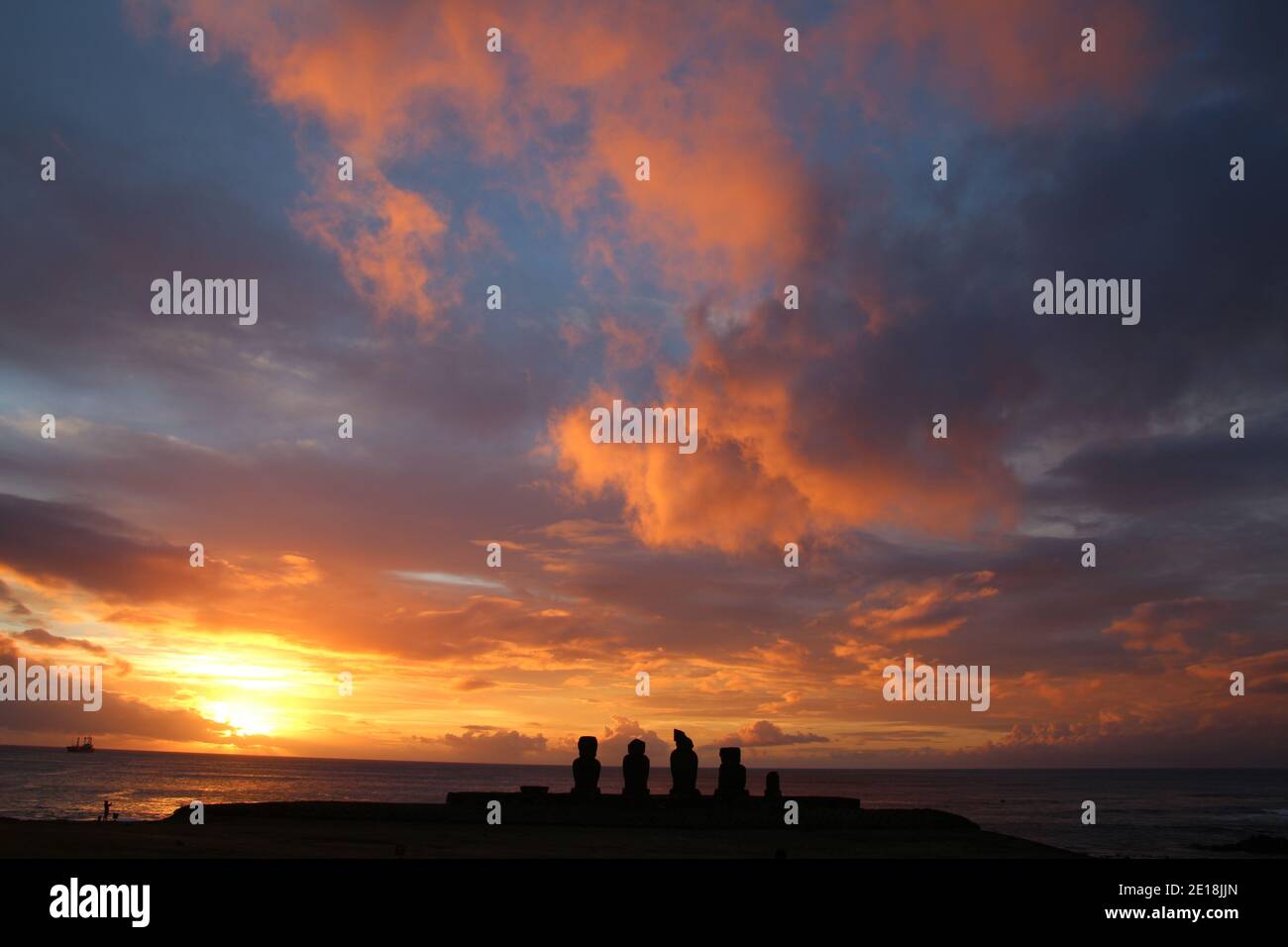 Moai AHU Vai Ure nel complesso Ceremonial di Tahai a. tramonto Foto Stock