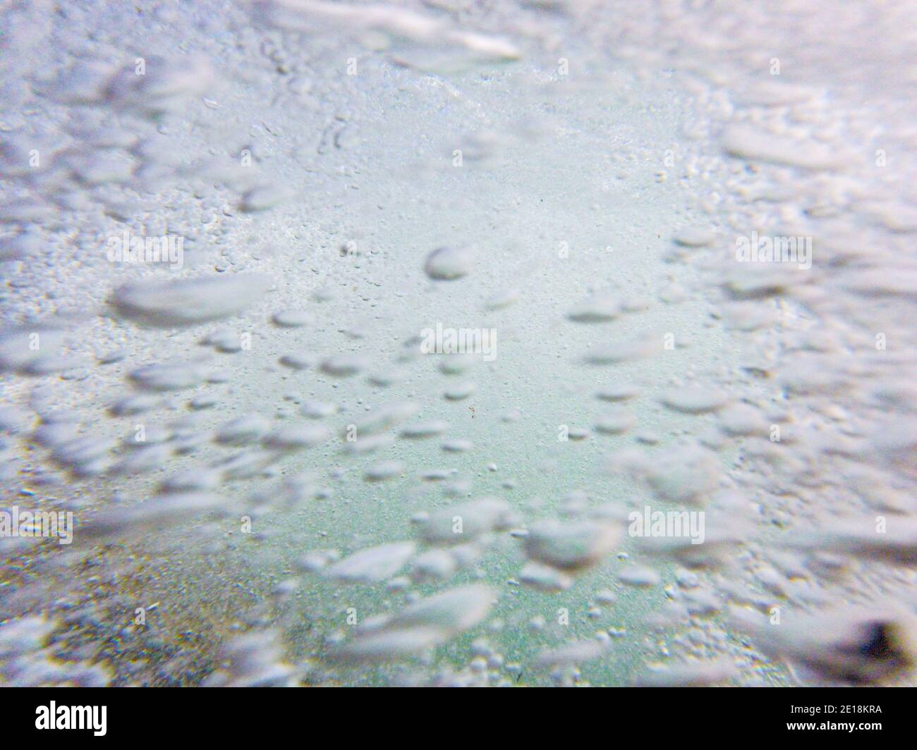 Acqua che bolle, annegamento subacqueo in mare o oceano concetto, acqua con bolle Foto Stock
