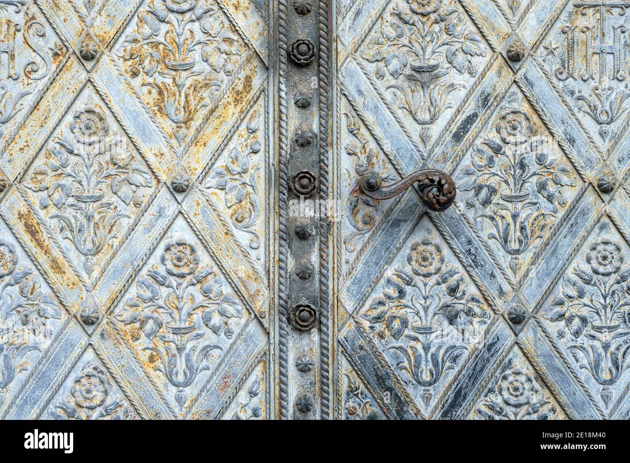 Sfondo da una vecchia porta di ferro ornata Foto Stock