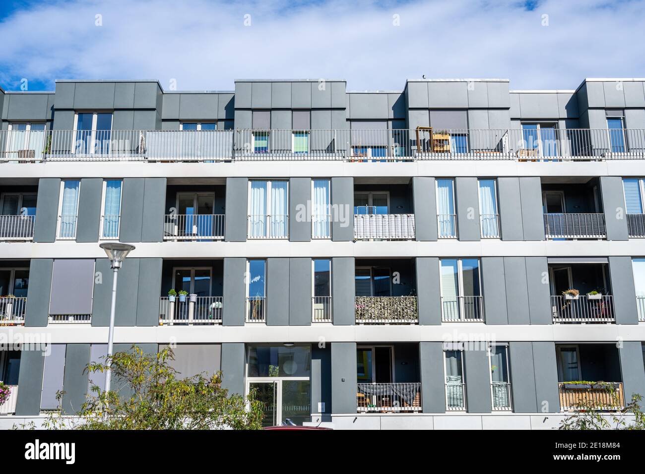 Moderno edificio di appartamenti grigio visto a Berlino, Germania Foto Stock