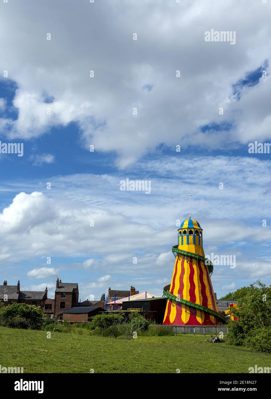 Lo scivolo Helter Skelter, che fa parte della tradizionale piccola fiera del Black Country Living Museum di Dudley, West Midlands, Inghilterra, Regno Unito Foto Stock