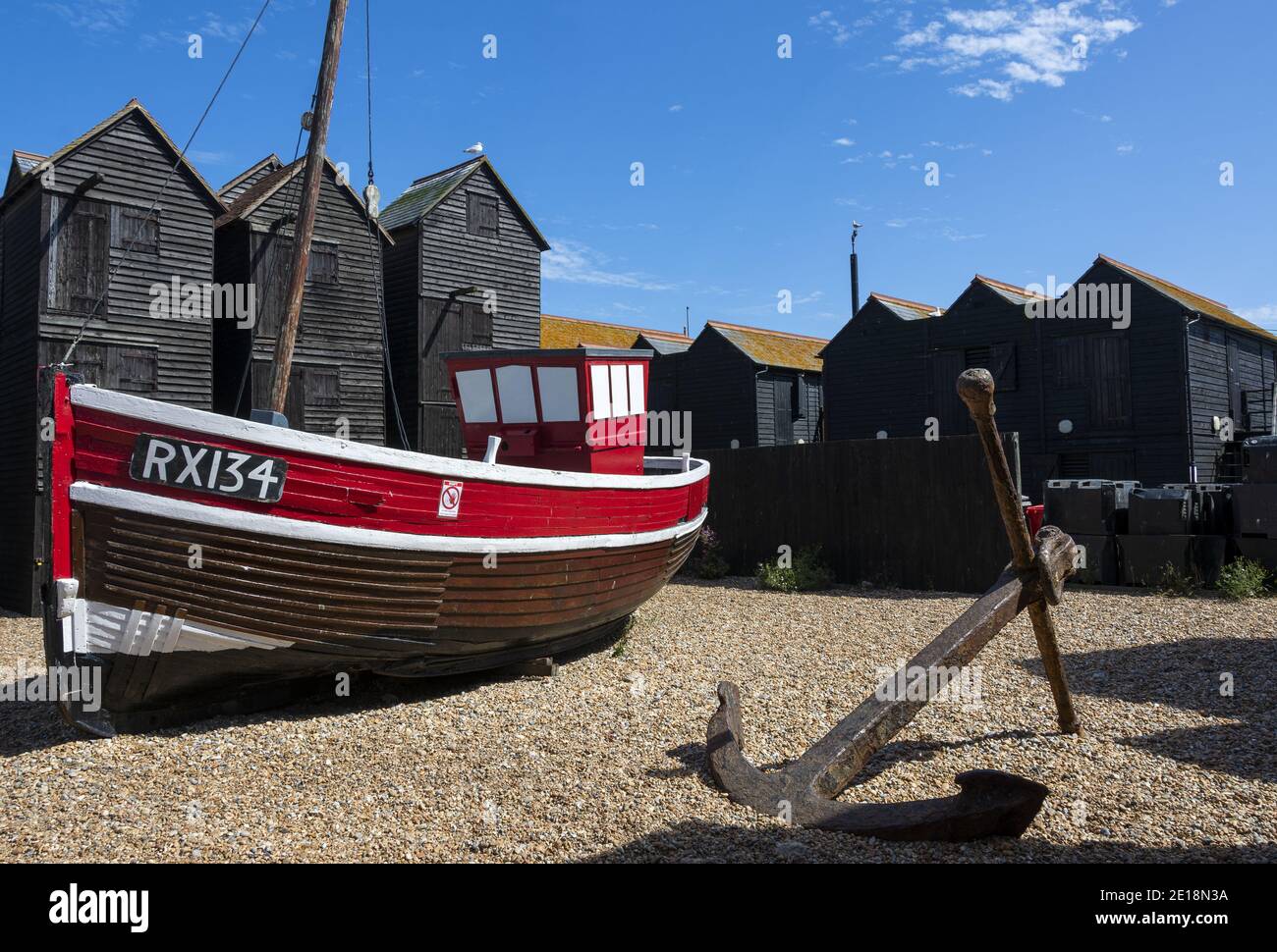 Gli alti capannoni di legno nero sono edifici di stoccaggio tradizionali della flotta di pescatori di Hastings, situati nella città vecchia di Hastings in Inghilterra, Regno Unito Foto Stock