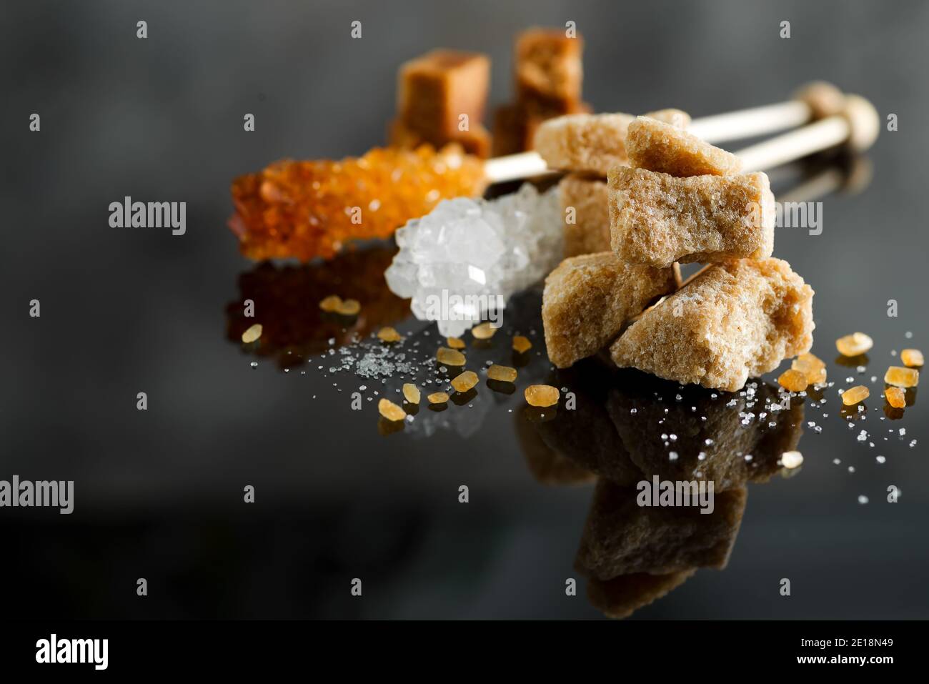 diversi tipi di zucchero - zucchero di canna, bianco e raffinato su nero Foto Stock